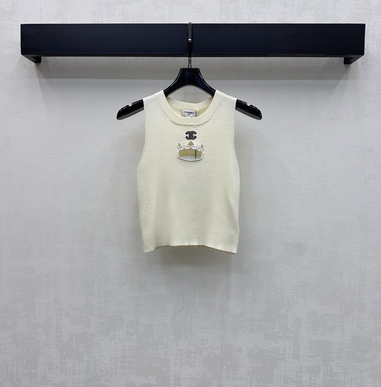 NO:825456,Chane*2026 new product launch embroidered hollow knitted vest customized YB imported wool knitted material soft and delicate. The whole body is designed with gentle off-white background and three-dimensional pit texture. It adds layering to the style and highlights the French elegant brand tone. The iconic double C letter embroidered hollow logo decoration is centered on the chest to highlight the brand tone. Surface accessories development. Round neck slim vest tailoring. Casual matching, fashionable and advanced. High version 36 38  40,,chanel,19860909Chane*2026新品上架刺绣镂空针织背心定制YB进口羊毛针织材质 柔软细腻 通体采用温柔米白底色与立体坑条肌理设计 增添造型层次感 彰显法式优雅品牌调性 胸前居中点缀标志性双C字母刺绣镂空徽标装饰 彰显品牌调性 面辅料开发 圆领修身背心剪裁 随意搭配穿搭时髦高级   高版本36 38 40,,chanel,,Women's clothing