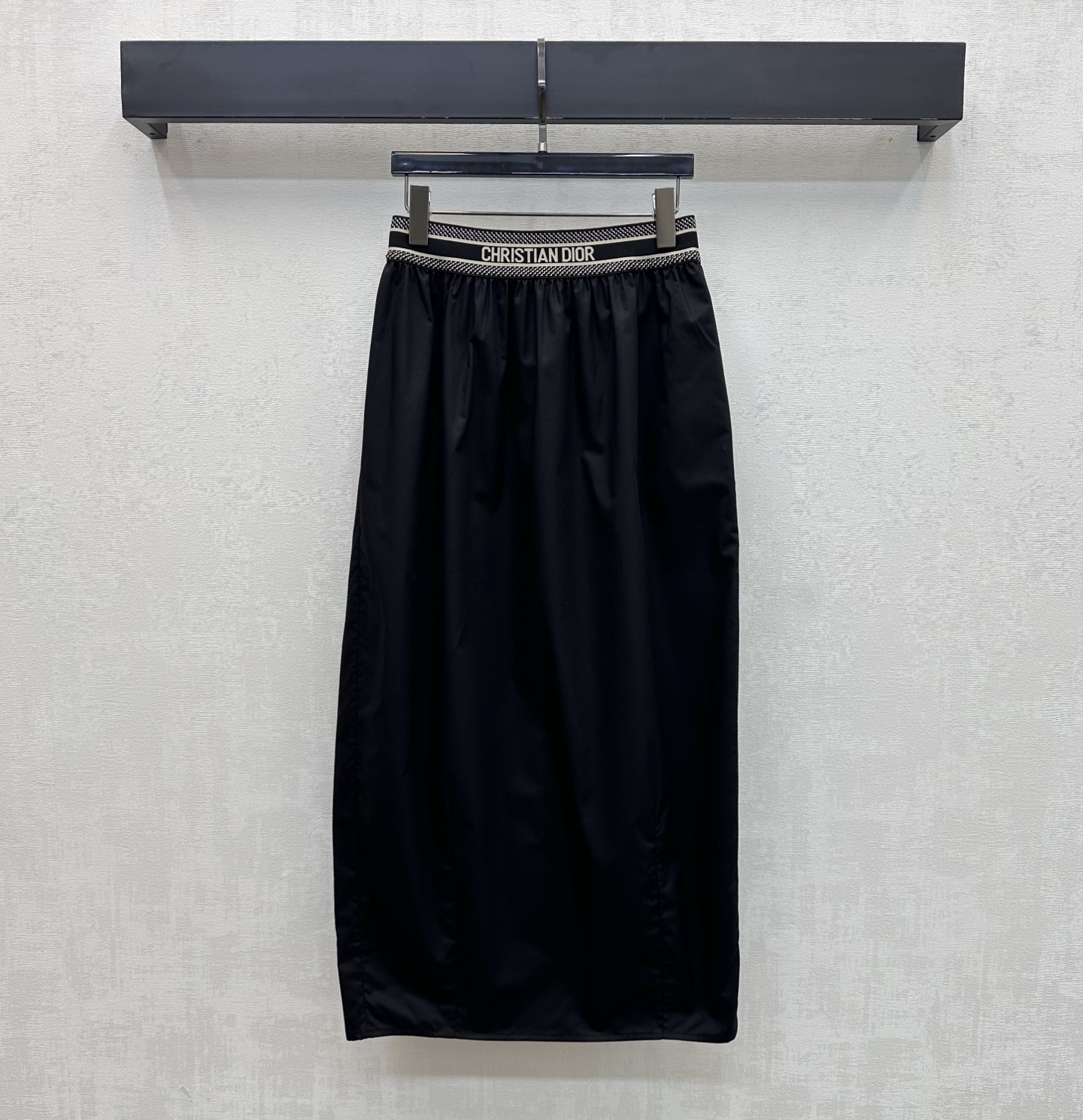 NO:827170,Dio*2026 new product launch letter web skirt, customized YB imported twill cotton material, high quality, crisp and stylish. The waist is designed with close-fitting elastic elastic webbing and the straight pleated skirt is cut to add layering to the look. The embellishment of the iconic letter logo highlights the brand tone. Development of surface accessories. High-waisted straight skirt cut. Casual matching and relaxed yet fashionable, more high street charm.  High version,,dior,skirts,19860909Dio*2026新品上架字母织带半裙定制YB进口斜纹全棉材质 质感上乘 挺括有型 腰间利用贴身弹力松紧织带拼接设计配合直筒压褶裙摆版型裁剪处理 增添造型层次感 标志性字母徽标点缀装饰 彰显品牌调性 面辅料开发 高腰直筒半裙剪裁 随意搭配穿搭松弛不失时髦感 更具高街魅力 高版本,,dior,skirts,,Women's clothing