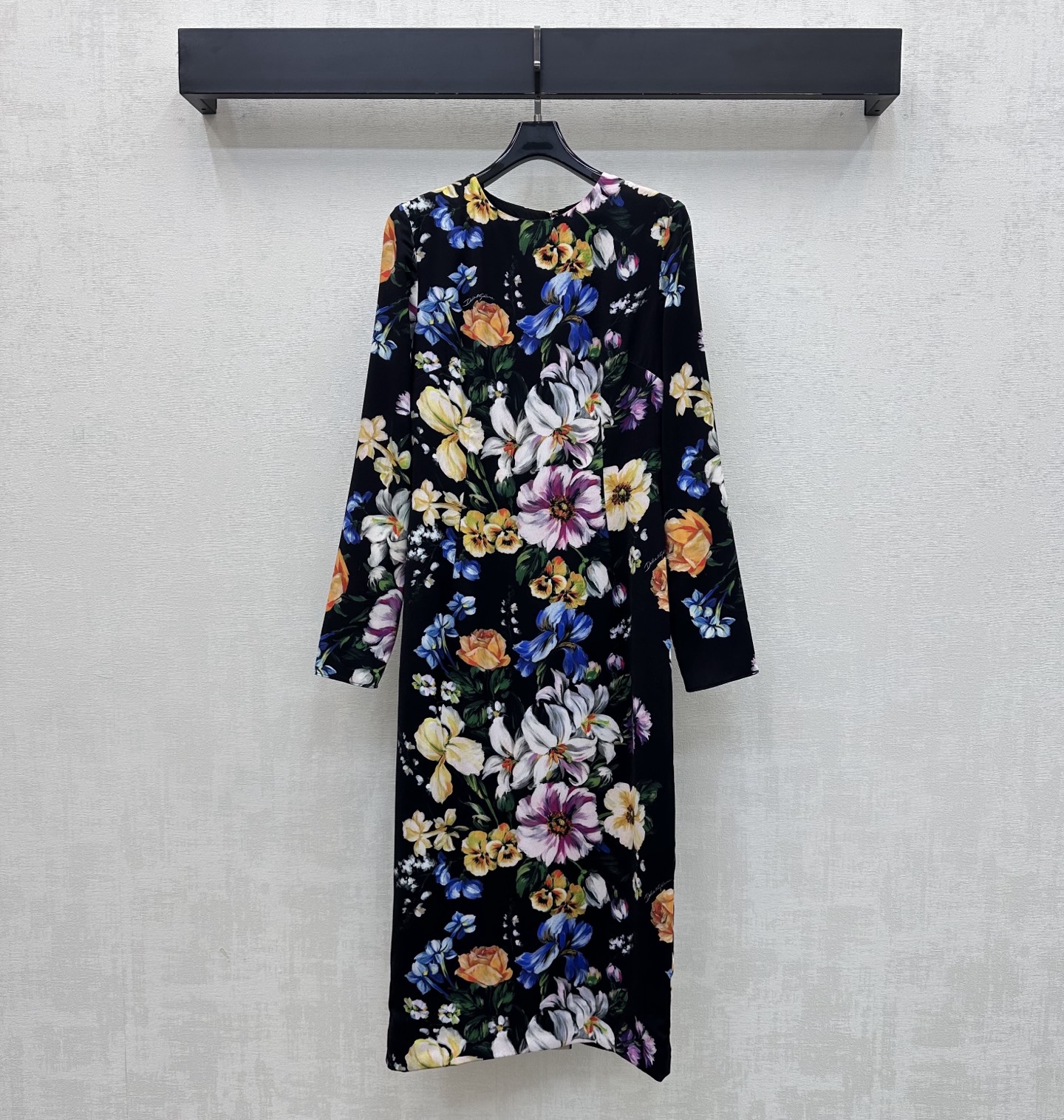 NO:825631,DG*2026 new products are on the shelves. The retro oil painting style floral dress is made of YB imported mulberry silk material. It is smooth to the touch, draped and anti-wrinkle. The whole body is made of complex printed flower patterns. It instantly lights up the overall rich visual effect and highlights the elegant femininity. The round neck slightly exposed clavicle design adds a gentle feeling to the shape. The development of fabric accessories. Round neck long-sleeved dress tailoring. It can be easily worn for daily dates or vacations to create a romantic retro atmosphere. High version 2 colors -,,skirts,19860909DG*2026新品上架复古油画风花卉连衣裙定制YB进口桑蚕丝材质 触感柔滑 垂坠抗皱 通体采用繁复印花花卉图案 瞬间点亮整体丰富视觉效果 彰显优雅女人味 沿用圆领微露锁骨设计 增添造型温婉感 面辅料开发 圆领长袖连衣裙剪裁 日常约会还是度假出游轻松穿出浪漫复古氛围感 高版本2色-,,skirts,,Women's clothing