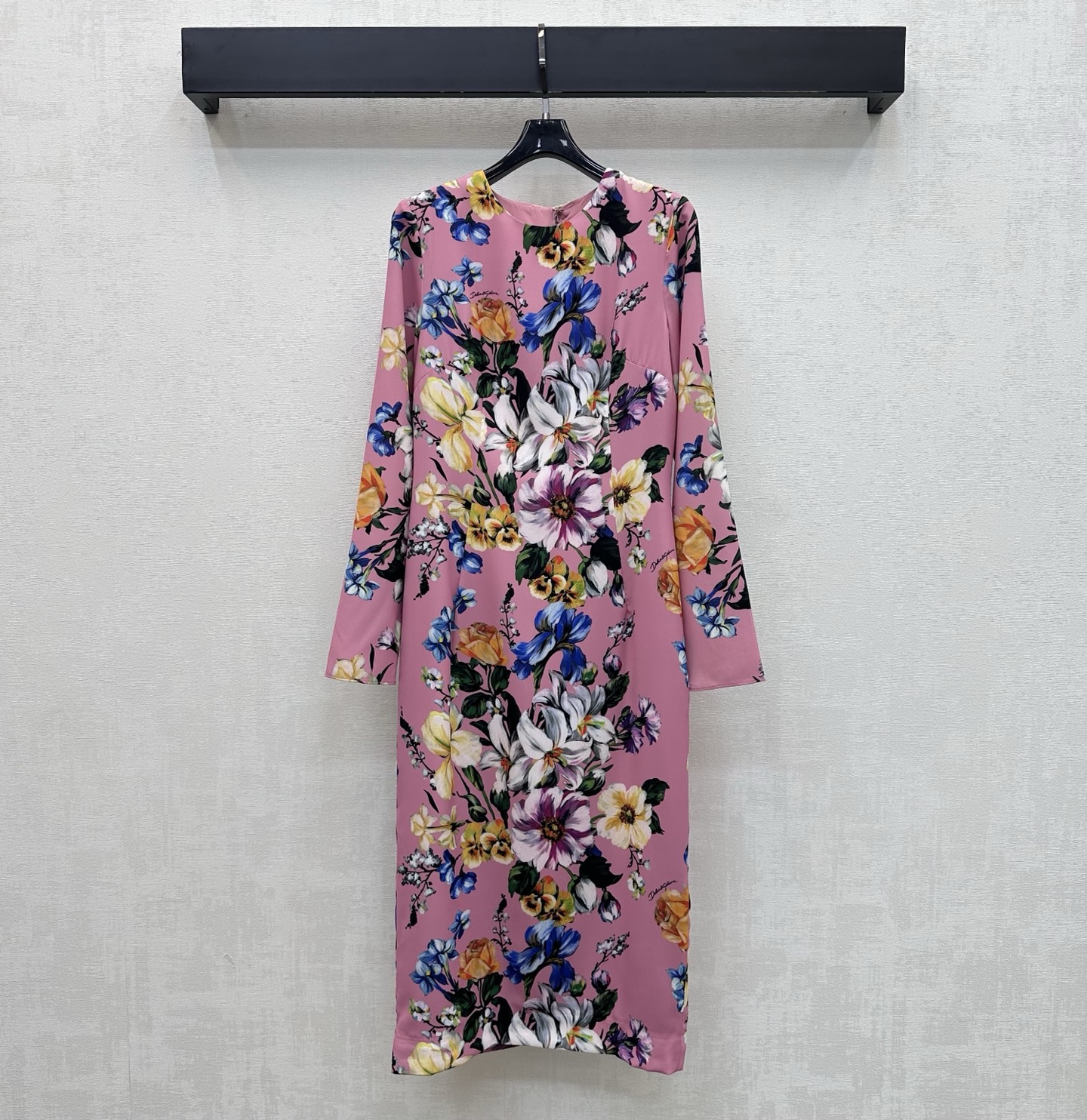 NO:825647,DG*2026 new products are on the shelves. The retro oil painting style floral dress is made of YB imported mulberry silk material. It is smooth to the touch, draped and anti-wrinkle. The whole body is made of complex printed flower patterns. It instantly lights up the overall rich visual effect and highlights the elegant femininity. The round neck slightly exposed clavicle design adds a gentle feeling to the shape. The development of fabric accessories. Round neck long-sleeved dress tailoring. It can be easily worn for daily dates or vacations to create a romantic retro atmosphere. High version 2 colors -,,skirts,19860909DG*2026新品上架复古油画风花卉连衣裙定制YB进口桑蚕丝材质 触感柔滑 垂坠抗皱 通体采用繁复印花花卉图案 瞬间点亮整体丰富视觉效果 彰显优雅女人味 沿用圆领微露锁骨设计 增添造型温婉感 面辅料开发 圆领长袖连衣裙剪裁 日常约会还是度假出游轻松穿出浪漫复古氛围感 高版本2色-,,skirts,,Women's clothing