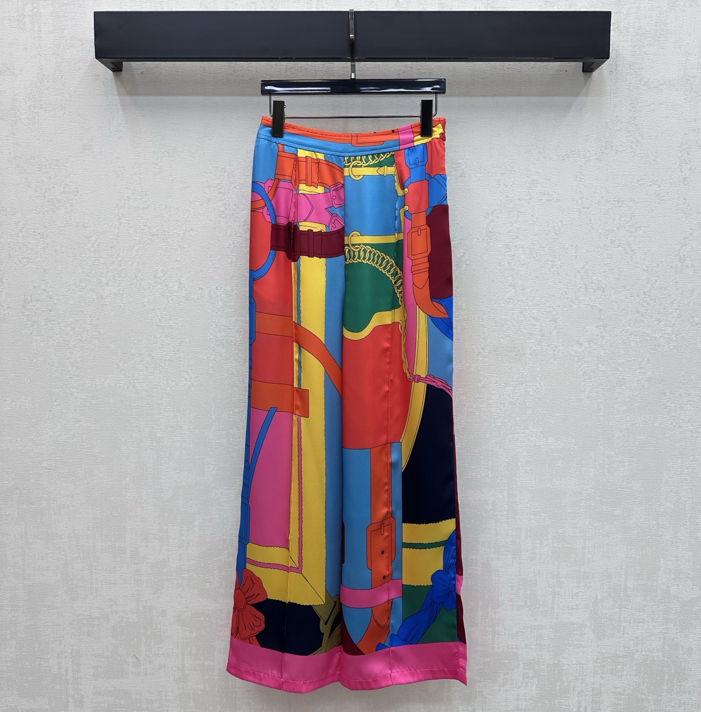 NO:825678,Herme*2026 new products are on the shelves. Dopamine printed silk trousers are made of custom-made YB imported mulberry silk. The texture is smooth, breathable and elegant. The bold contrasting geometric splicing pattern throughout the body instantly lights up the whole body. It enriches the visual effect and highlights the modern and avant-garde tone. The hidden side zipper adjustment design is used to add layering to the look. The development of surface accessories. High-waisted straight trousers are cut in a style that can be matched with shirts of the same series.  Easily wear it for daily outings or island vacations to create a lazy and high-end atmosphere. High version -,,hermes,real silk,19860909Herme*2026新品上架多巴胺真丝印花长裤定制YB进口桑蚕丝材质 质感顺滑 透气飘逸 通体采用大胆撞色几何拼接图案瞬间点亮整体 丰富视觉效果 彰显摩登前卫调性 沿用隐藏式侧拉链调节设计 增添造型层次感 面辅料开发 高腰直筒长裤版型剪裁 可搭配同系列衬衣 日常出街还是海岛度假成套穿搭轻松穿出慵懒高级氛围感 高版本-,,hermes,real silk,,Women's clothing