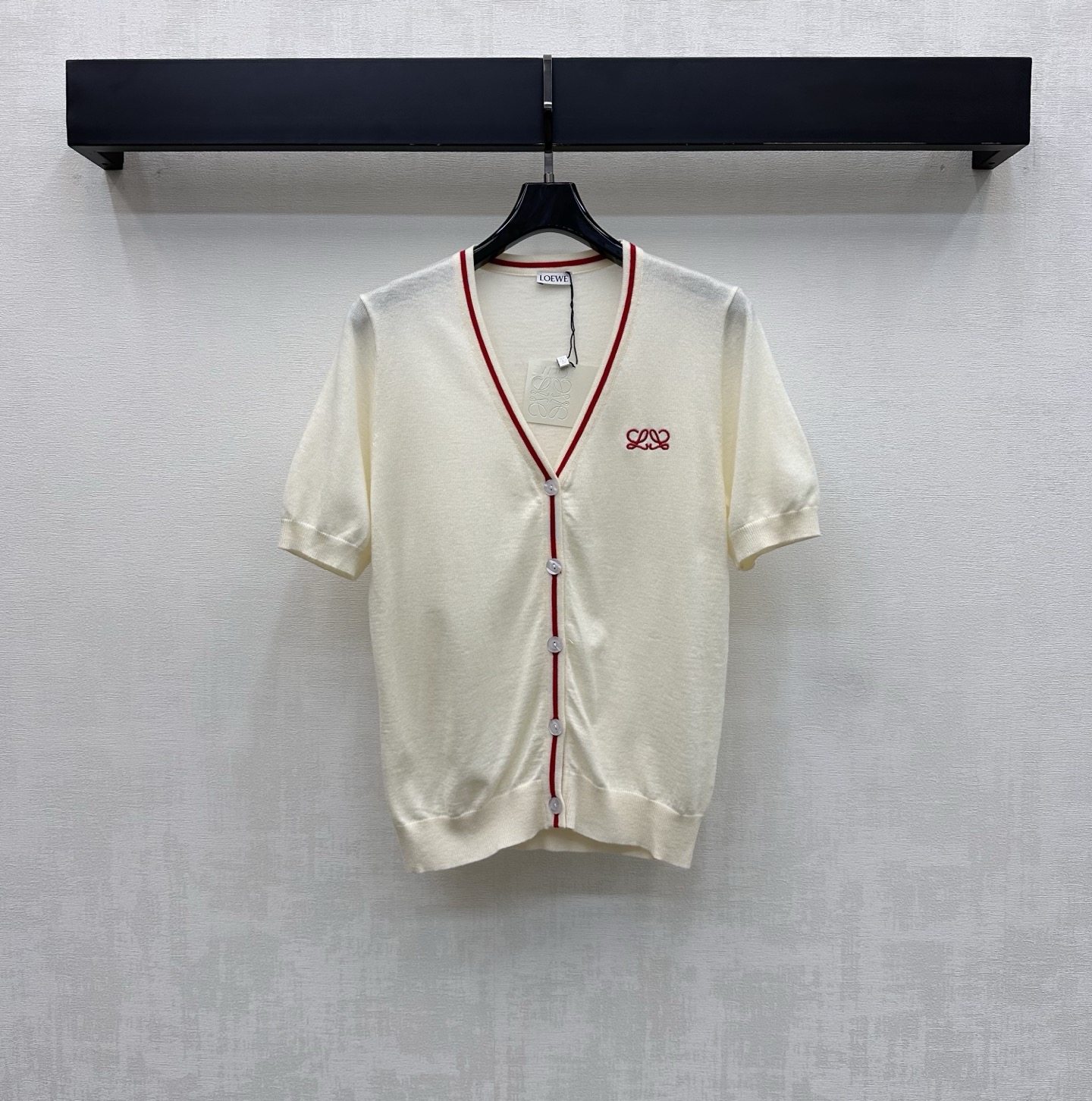 NO:825435,Loew*2026 new products are on the shelves. Contrast color knitted short-sleeved cardigan is made of YB imported wool. It is skin-friendly and soft. The whole body is designed with red trim and button adjustment. It adds layering to the shape and enriches the visual effect. The iconic embroidered logo decoration on the chest highlights the French college brand tone. The development of fabric accessories. V-neck short-sleeved cardigan tailoring. Casually matched with skirts and trousers to create a sophisticated and elegant atmosphere. High version 2 colors, loewe, skirts, T-shirt,19860909Loew*2026新品上架撞色针织短袖开衫定制YB进口羊毛材质 亲肤柔软 通体采用红色镶边与纽扣调节设计 增添造型层次感 丰富视觉效果 胸前点缀标志性刺绣徽标装饰 彰显法式学院品牌调性 面辅料开发 V领短袖开衫剪裁 随意搭配裙裤装穿搭精致优雅氛围感 高版本2色,,loewe,skirts,T-shirt,,Women's clothing