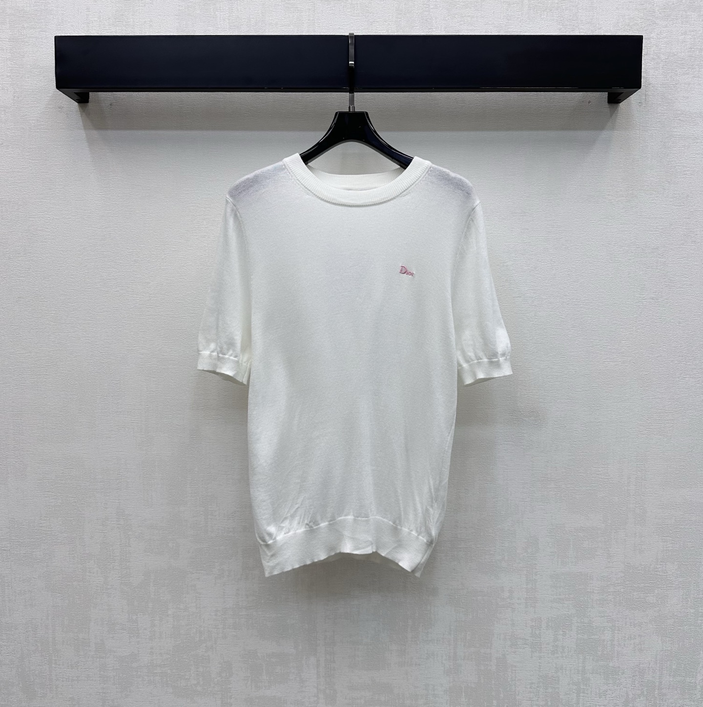 NO:825436,Dio*2026 new products are on the shelves, letter embroidered short-sleeved knitted custom YB imported micro-transparent yarn material, light and elegant texture, soft to the skin, minimalist solid color and letter embroidered logo decoration on the chest, highlighting the brand tone, delicate pit texture, combined with classic round neck and slightly loose version cutting design, adding casual layering to the look. Surface accessories development, round neck short-sleeved top tailoring, casually matched with skirts and trousers, simple and advanced  High version 2 colors, dior, skirts, T-shirt,19860909Dio*2026新品上架字母刺绣短袖针织定制YB进口微透纱线材质 质感轻盈飘逸 触感亲肤柔软 通体采用极简纯色与胸前字母刺绣徽标装饰 彰显品牌调性 细腻坑条纹理 配合经典圆领与微宽松版型裁剪设计 增添造型随性层次感 面辅料开发 圆领短袖上衣剪裁 随意搭配裙裤装穿搭简约高级 高版本2色,,dior,skirts,T-shirt,,Women's clothing