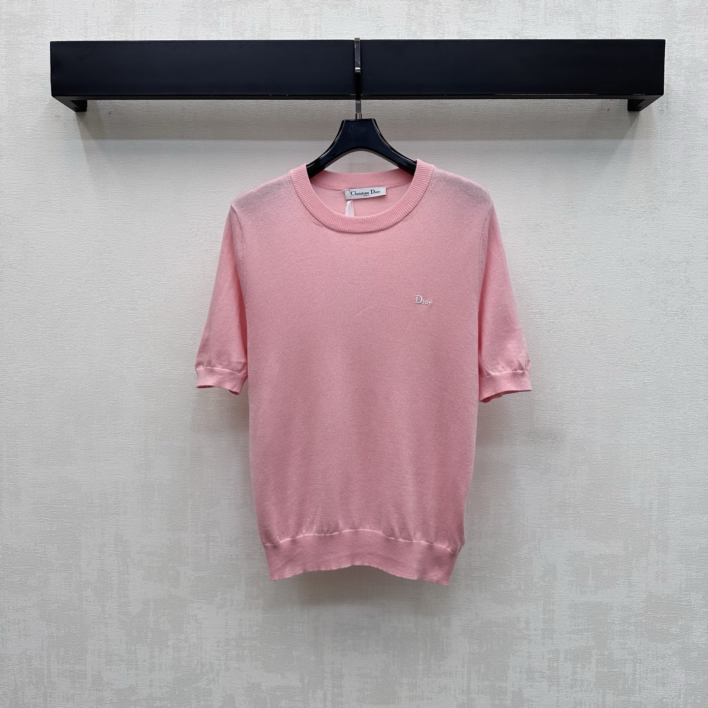 NO:825418,Dio*2026 new products are on the shelves, letter embroidered short-sleeved knitted custom YB imported micro-transparent yarn material, light and elegant texture, soft to the skin, minimalist solid color and letter embroidered logo decoration on the chest, highlighting the brand tone, delicate pit texture, combined with classic round neck and slightly loose version cutting design, adding casual layering to the look. Surface accessories development, round neck short-sleeved top tailoring, casually matched with skirts and trousers, simple and advanced  High version 2 colors, dior, skirts, T-shirt,19860909Dio*2026新品上架字母刺绣短袖针织定制YB进口微透纱线材质 质感轻盈飘逸 触感亲肤柔软 通体采用极简纯色与胸前字母刺绣徽标装饰 彰显品牌调性 细腻坑条纹理 配合经典圆领与微宽松版型裁剪设计 增添造型随性层次感 面辅料开发 圆领短袖上衣剪裁 随意搭配裙裤装穿搭简约高级 高版本2色,,dior,skirts,T-shirt,,Women's clothing