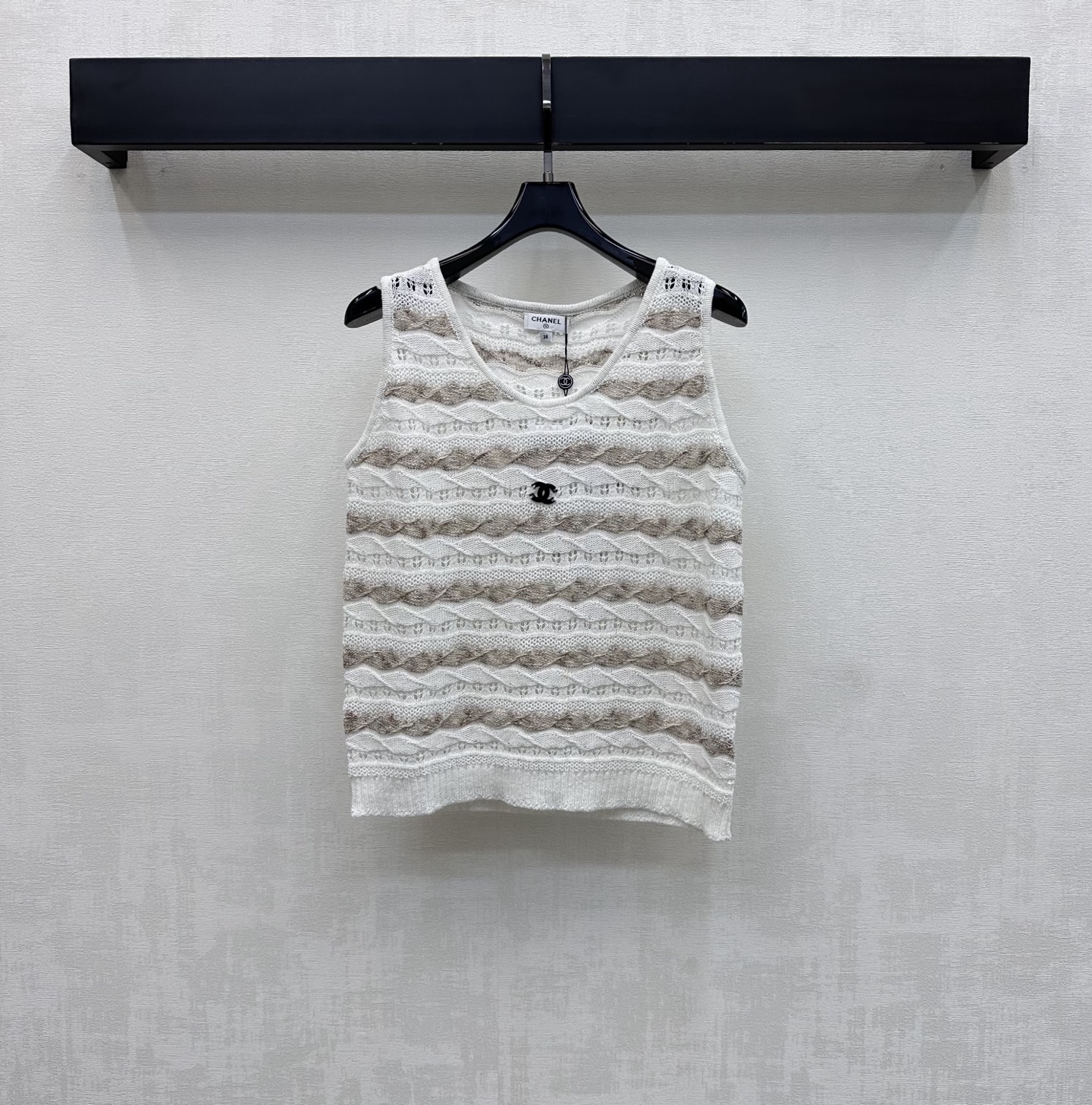 NO:825510,Chane*2026 new products are on the shelves. Wavy pattern hollow knitted vest is made of custom YB imported silk and cotton blended yarn. The texture is light and breathable, and the touch is soft against the skin. The whole body is designed with wavy contrasting hollow texture to add layering to the look. The iconic double C letter logo is decorated in the center of the chest to highlight the French elegant brand tone. Surface accessories development. Round neck slim vest tailoring. Casual matching for daily commuting or dating. Exquisite and advanced. High version 2 colors 36  38 40,,chanel,19860909Chane*2026新品上架波浪纹镂空针织背心定制YB进口丝棉混纺纱线材质 质感轻盈透气 触感亲肤柔软 通体采用波浪纹撞色镂空肌理设计 增添造型层次感 胸前居中点缀标志性双C 字母徽标装饰 彰显法式优雅品牌调性 面辅料开发 圆领修身背心剪裁 日常通勤还是约会随意搭配穿搭精致高级 高版本2色36 38 40,,chanel,,Women's clothing