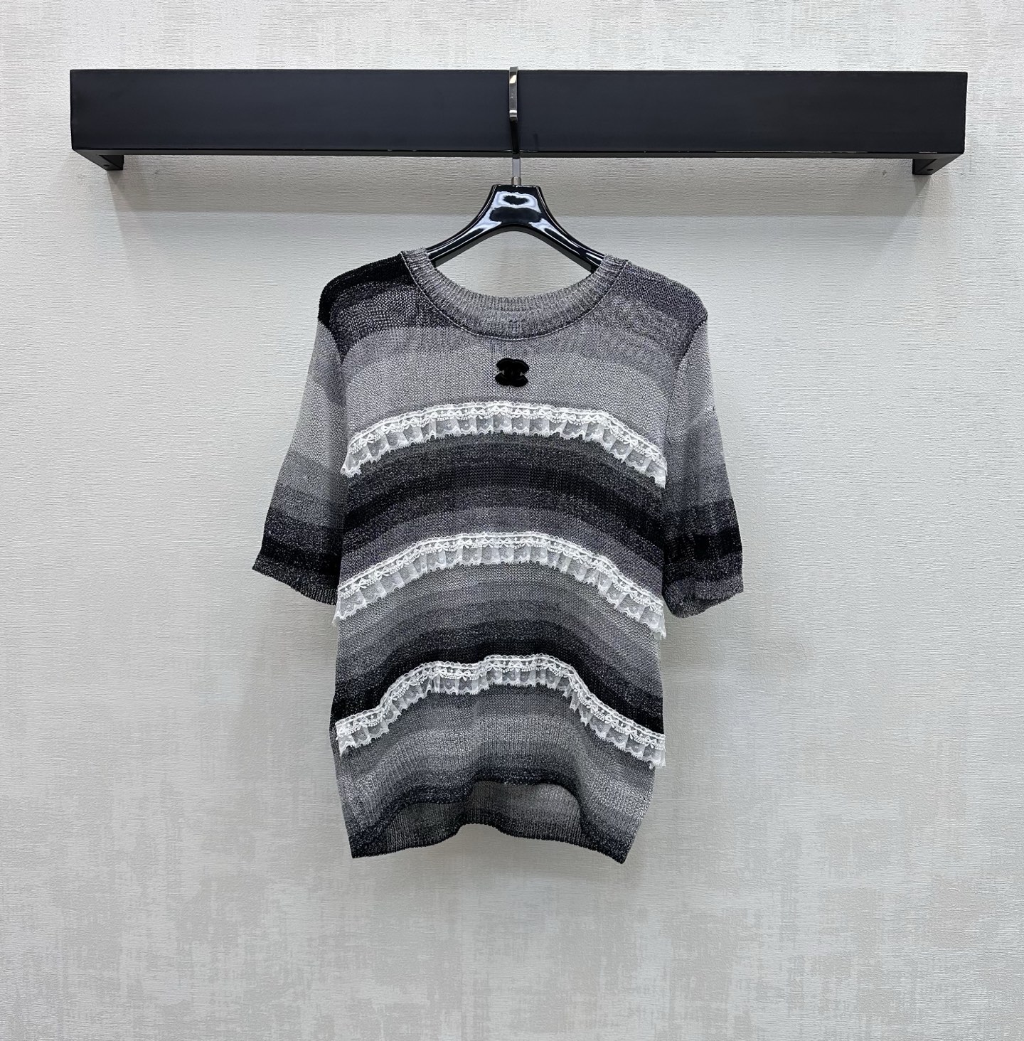 NO:827153,Chane*2026 new products are on the shelves. Wavy pattern hollow short-sleeved knitted custom YB imported silk-cotton blended yarn material. The texture is light and breathable. The touch is soft against the skin. The whole body is designed with wavy contrasting hollow texture to add layering to the look. The iconic double C letter logo is decorated in the center of the chest to highlight the French elegance.  40,,chanel,T-shirt,19860909Chane*2026新品上架波浪纹镂空短袖针织定制YB进口丝棉混纺纱线材质 质感轻盈透气 触感亲肤柔软 通体采用波浪纹撞色镂空肌理设计 增添造型层次感 胸前居中点缀标志性双C字母徽标装饰 彰显法式优雅品牌调性 面辅料开发 圆领短袖上衣剪裁 日常通勤约会随意搭配穿搭精致高级 高版本2色36 38 40,,chanel,T-shirt,,Women's clothing