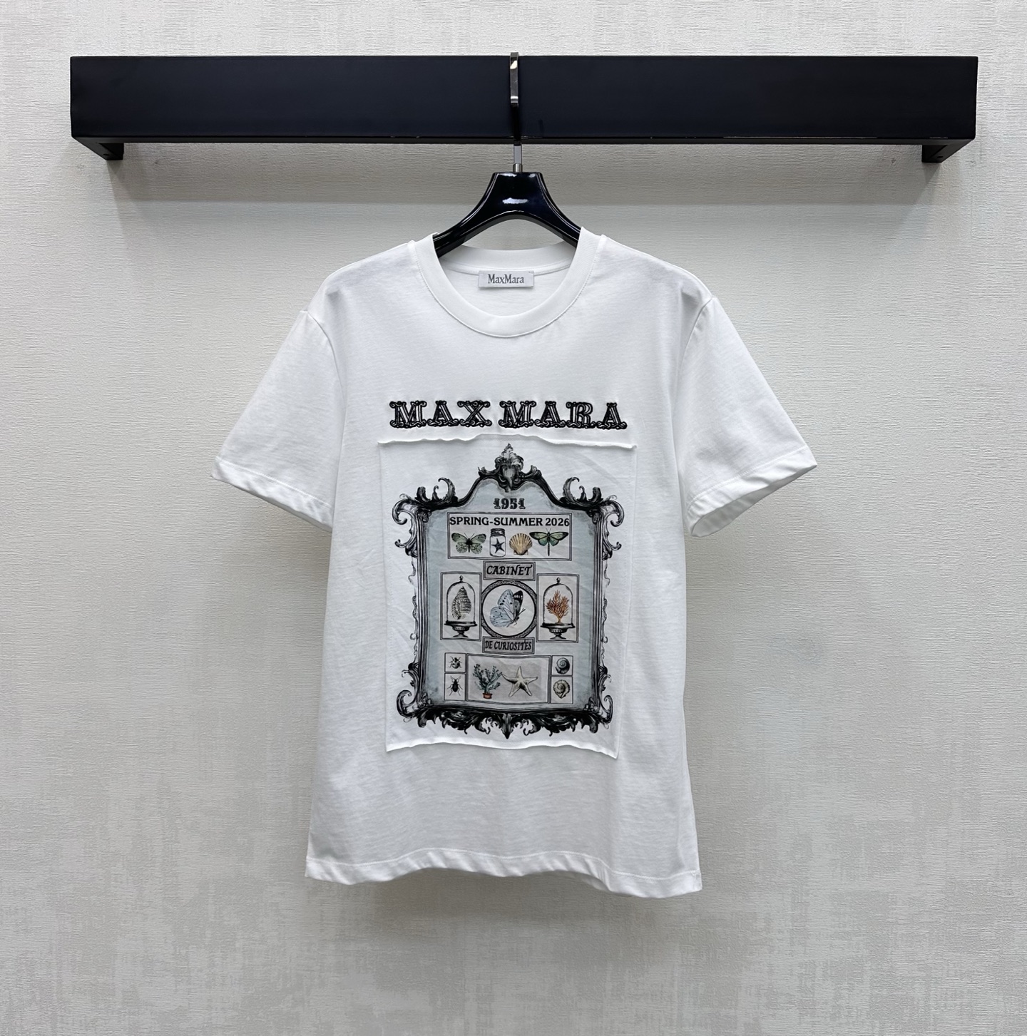 NO:827229,Max Mar*2026 new arrivals, letter embroidered patches customized with YB imported cotton material, soft and skin-friendly, decorated with iconic three-dimensional letter embroidery logo decoration on the chest, combined with retro printed label splicing design, instantly brightens the overall rich visual effect, highlights the Italian simple brand tone, loose silhouette cutting design, tolerant and slimming, adds casual layering to the look, development of surface accessories, round neck short-sleeved T-shirt tailoring, single wear and layering to create a relaxed and comfortable urban casual look  High version,,T-shirt,tees,t-shirt,19860909Max Mar*2026新品上架字母刺绣贴布定制YB进口全棉材质 柔软亲肤舒适 胸前点缀标志性立体字母刺绣徽标装饰 配合复古印花贴标拼接设计 瞬间点亮整体丰富视觉效果 彰显意式简约品牌调性 宽松廓形裁剪设计 包容显瘦 增添造型休闲层次感 面辅料开发 圆领短袖T恤剪裁 单穿叠穿打造轻松惬意的都市休闲造型  高版本,,T-shirt,tees，t-shirt,,Women's clothing