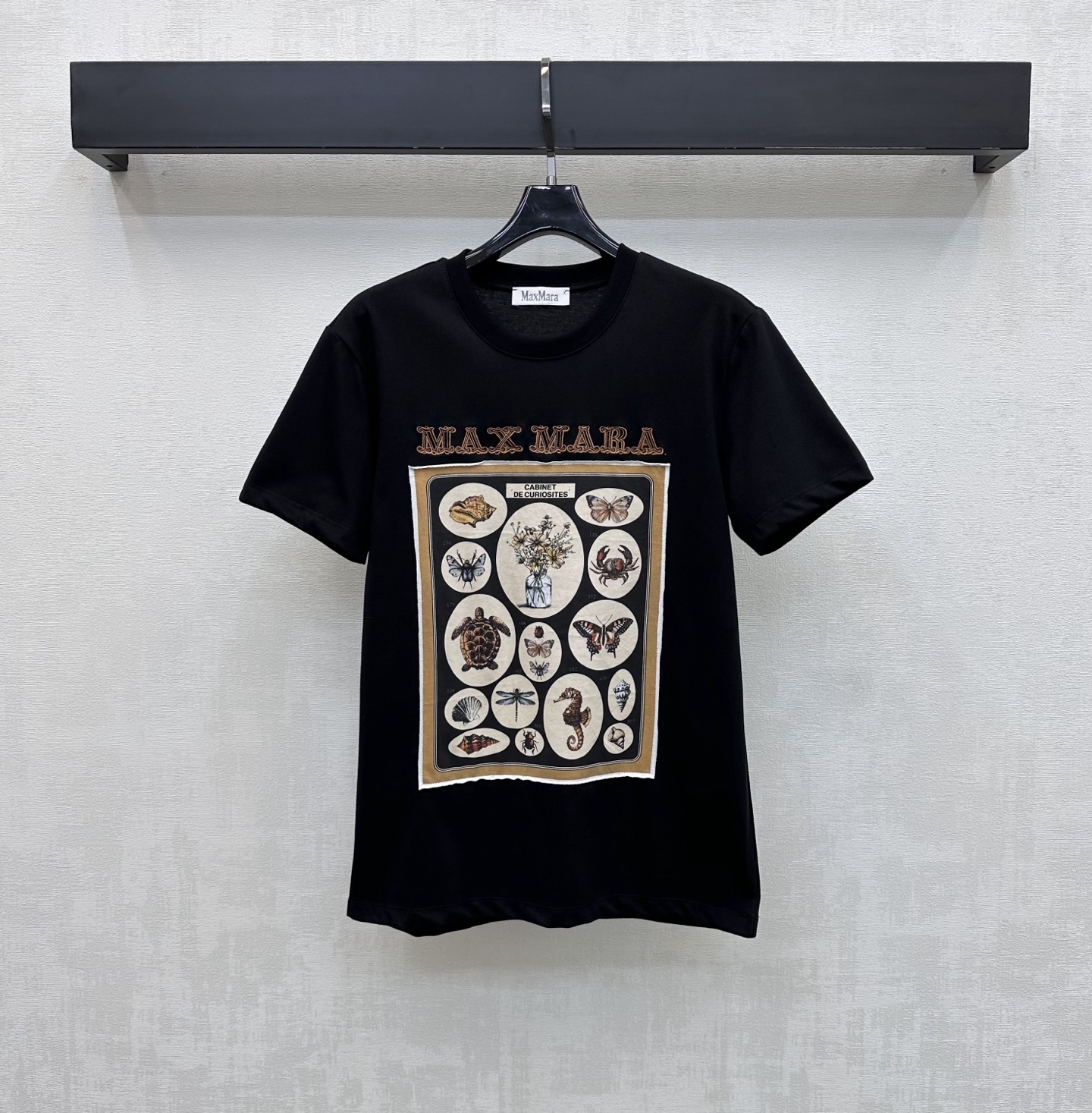 NO:827219,Max Mar*2026 new arrivals, letter embroidered patches customized with YB imported cotton material, soft and skin-friendly, decorated with iconic three-dimensional letter embroidery logo decoration on the chest, combined with retro printed label splicing design, instantly brightens the overall rich visual effect, highlights the Italian simple brand tone, loose silhouette cutting design, tolerant and slimming, adds casual layering to the look, development of surface accessories, round neck short-sleeved T-shirt tailoring, single wear and layering to create a relaxed and comfortable urban casual look  High version,,T-shirt,tees,t-shirt,19860909Max Mar*2026新品上架字母刺绣贴布定制YB进口全棉材质 柔软亲肤舒适 胸前点缀标志性立体字母刺绣徽标装饰 配合复古印花贴标拼接设计 瞬间点亮整体丰富视觉效果 彰显意式简约品牌调性 宽松廓形裁剪设计 包容显瘦 增添造型休闲层次感 面辅料开发 圆领短袖T恤剪裁 单穿叠穿打造轻松惬意的都市休闲造型  高版本,,T-shirt,tees，t-shirt,,Women's clothing