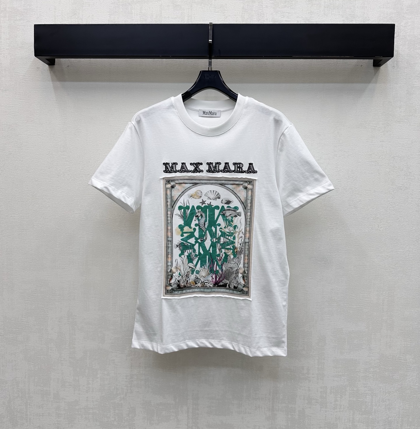 NO:827199,Max Mar*2026 new arrivals, letter embroidered patch customized YB imported cotton material, soft and skin-friendly, embellished with iconic three-dimensional letter embroidery logo decoration on the chest, combined with marine-themed printing label splicing design, instantly brightens the overall rich visual effect, highlights the Italian simple brand tone, loose silhouette cutting design, tolerant and slimming, adds casual layering to the look, development of surface accessories, round neck short-sleeved T-shirt tailoring, single wear and layering to create a relaxed and comfortable urban casual look  High version,,T-shirt,tees,t-shirt,19860909Max Mar*2026新品上架字母刺绣贴布定制YB进口全棉材质 柔软亲肤舒适 胸前点缀标志性立体字母刺绣徽标装饰 配合海洋主题印花贴标拼接设计 瞬间点亮整体丰富视觉效果 彰显意式简约品牌调性 宽松廓形裁剪设计 包容显瘦 增添造型休闲层次感 面辅料开发 圆领短袖T恤剪裁 单穿叠穿打造轻松惬意的都市休闲造型  高版本,,T-shirt,tees，t-shirt,,Women's clothing
