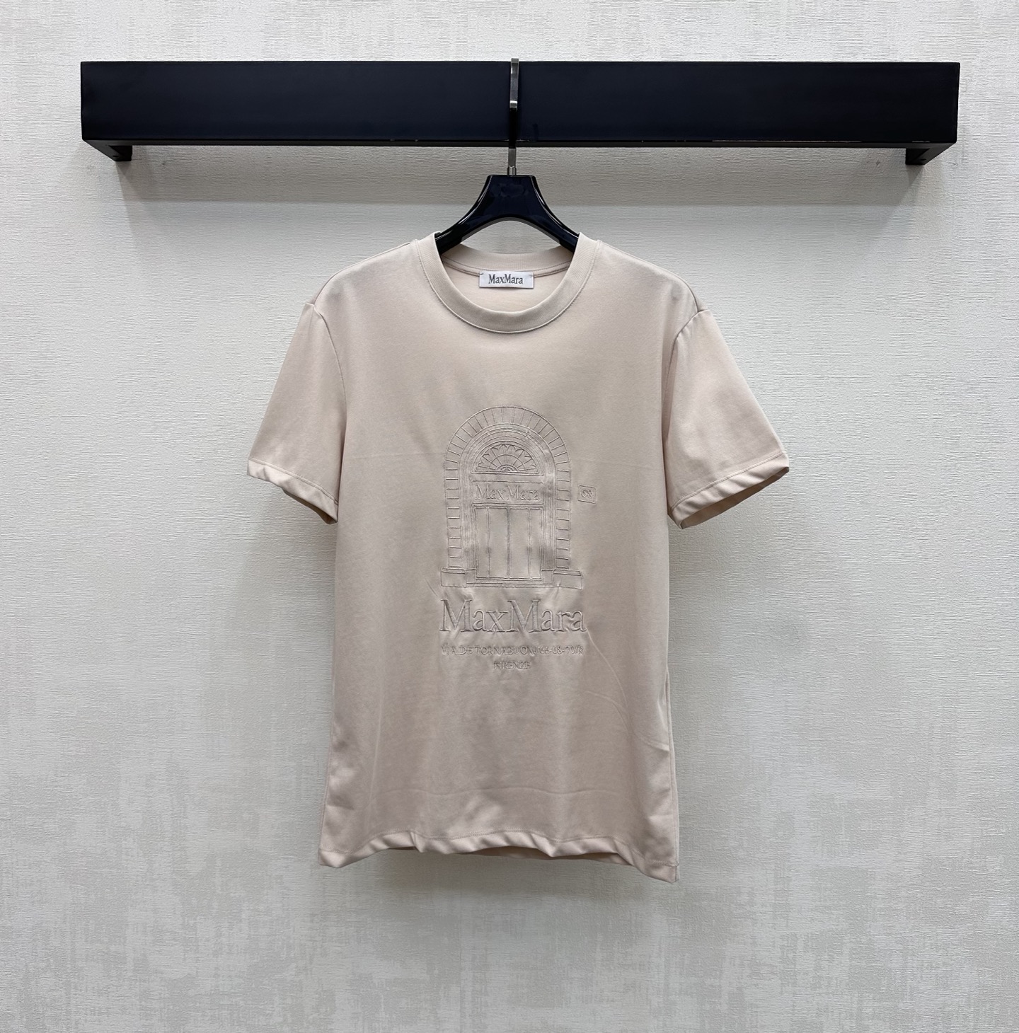 NO:827251,Max Mar*2026 new products are on the shelves. Architectural letter embroidery silhouette is customized. YB imported cotton material is soft and skin-friendly. The whole body is made of caramel warm brown apricot background color, decorated with iconic three-dimensional letters and retro arch architectural embroidery logo. It instantly lights up the overall rich visual effect and highlights the Italian simple brand tone. Loose silhouette tailoring design is inclusive and slimming. Adds casual layering to the look. Development of surface accessories. Round neck short-sleeved T-shirt tailoring. Wear alone and layered to create a relaxed and comfortable urban casual look.  High version 2 colors, T-shirt, tees, t-shirt,19860909Max Mar*2026新品上架建筑字母刺绣廓形定制YB进口全棉材质 柔软亲肤舒适 通体采用焦糖暖棕本杏底色配合标志性立体字母与复古拱门建筑刺绣徽标装饰 瞬间点亮整体丰富视觉效果 彰显意式简约品牌调性 宽松廓形裁剪设计 包容显瘦 增添造型休闲层次感 面辅料开发 圆领短袖T恤剪裁 单穿叠穿打造轻松惬意的都市休闲造型  高版本2色,,T-shirt,tees，t-shirt,,Women's clothing