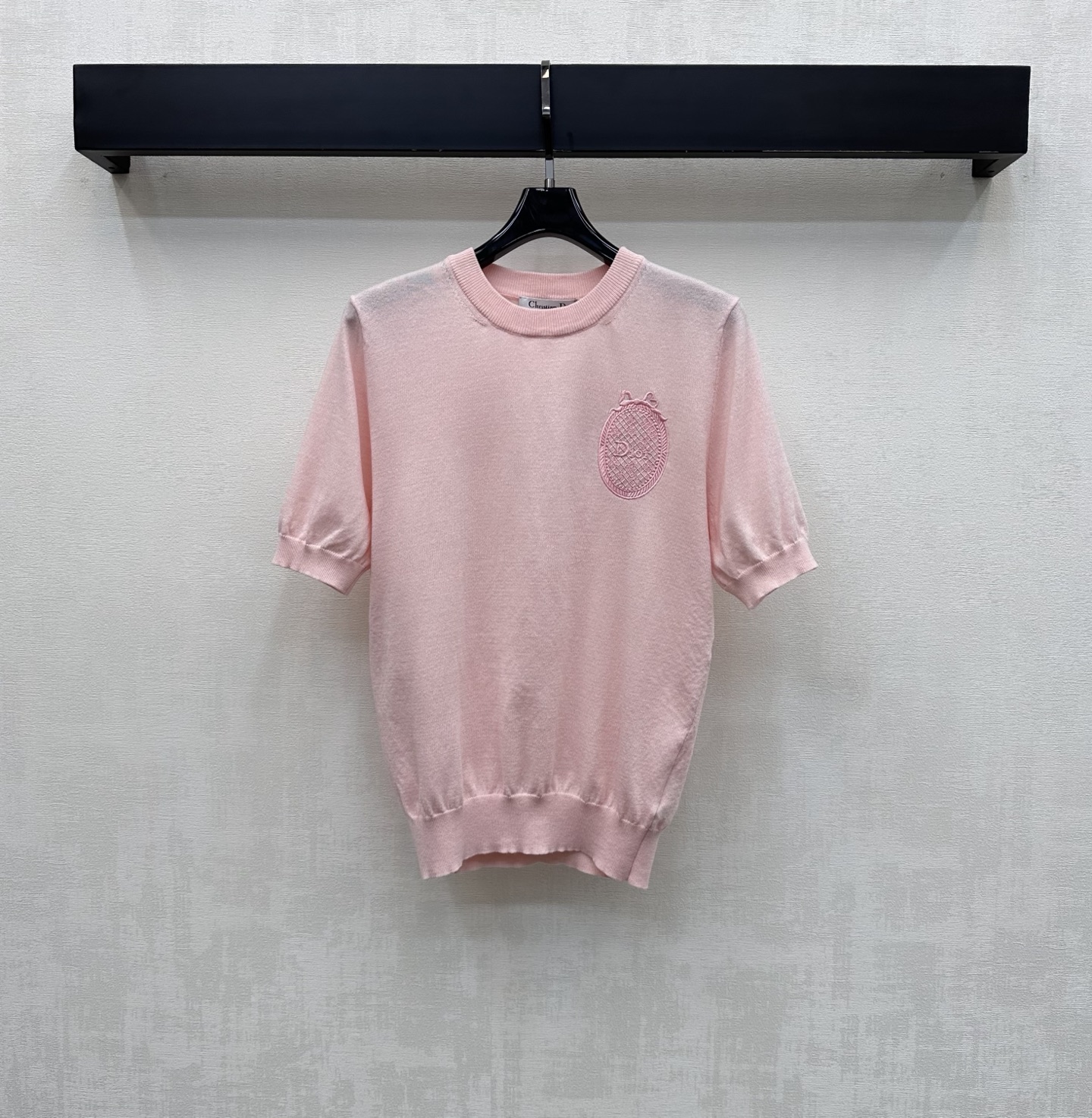 NO:827145,Dio*2026 new product launch embroidered logo knitted top customized YB imported wool yarn material is light, breathable and soft to the touch. The whole body is made of light texture with tightened edge design to add layering to the look. The chest is embellished with the iconic oval letter embroidery badge decoration to highlight the French elegant brand tone. Surface accessories development. Round neck short-sleeved top tailoring. Casual matching for daily commuting and appointments. Exquisite and advanced. High version 2 colors, dior, T-shirt,19860909Dio*2026新品上架刺绣徽标针织上衣定制YB进口羊毛纱线材质 轻盈透气 触感柔软 通体采用轻薄肌理配合包边收紧设计 增添造型层次感 胸前点缀标志性椭圆字母刺绣徽章装饰 彰显法式优雅品牌调性 面辅料开发 圆领短袖上衣剪裁 日常通勤约会随意搭配穿搭精致高级 高版本2色,,dior,T-shirt,,Women's clothing