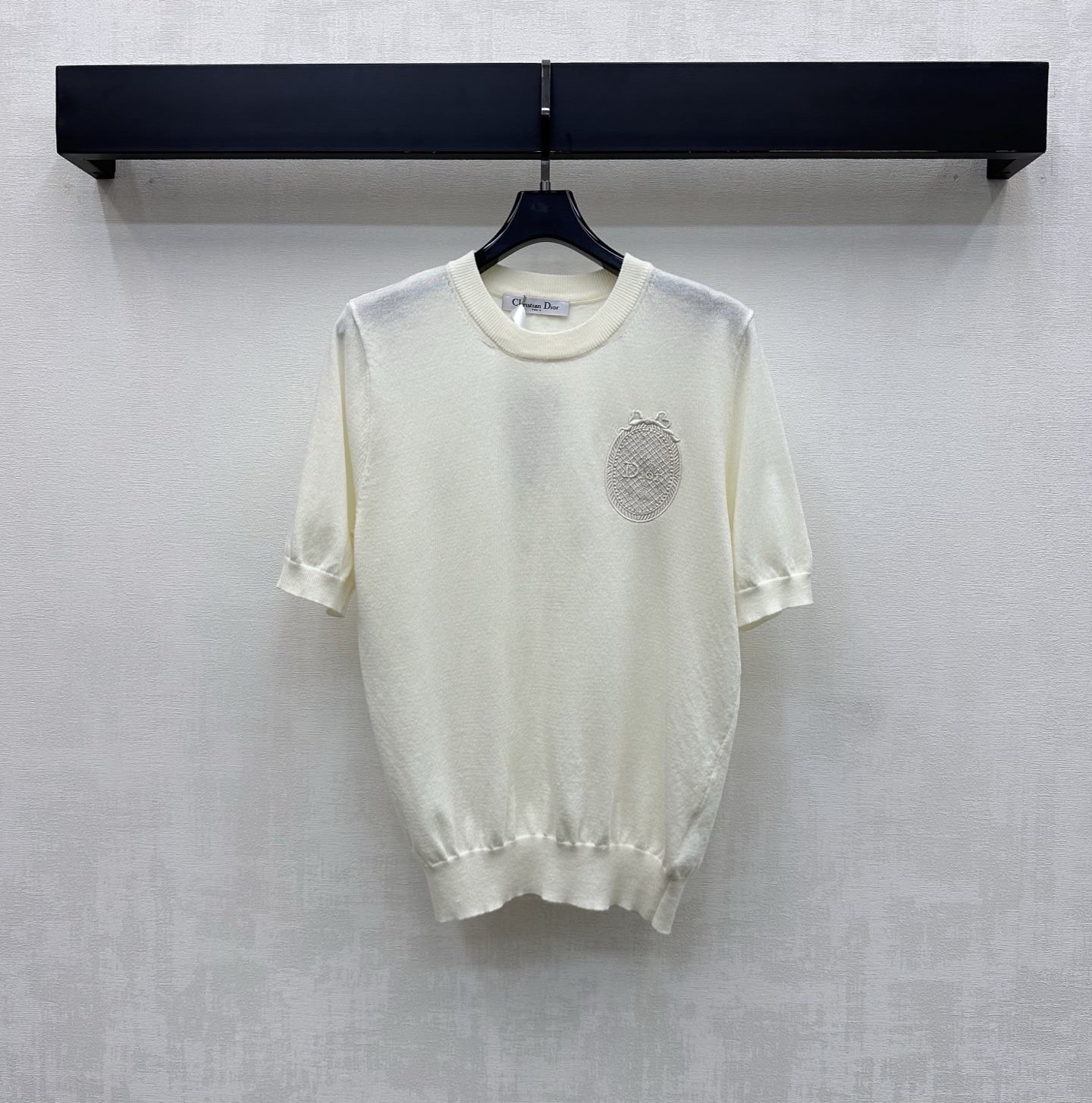 NO:827126,Dio*2026 new product launch embroidered logo knitted top customized YB imported wool yarn material is light, breathable and soft to the touch. The whole body is made of light texture with tightened edge design to add layering to the look. The chest is embellished with the iconic oval letter embroidery badge decoration to highlight the French elegant brand tone. Surface accessories development. Round neck short-sleeved top tailoring. Casual matching for daily commuting and appointments. Exquisite and advanced. High version 2 colors, dior, T-shirt,19860909Dio*2026新品上架刺绣徽标针织上衣定制YB进口羊毛纱线材质 轻盈透气 触感柔软 通体采用轻薄肌理配合包边收紧设计 增添造型层次感 胸前点缀标志性椭圆字母刺绣徽章装饰 彰显法式优雅品牌调性 面辅料开发 圆领短袖上衣剪裁 日常通勤约会随意搭配穿搭精致高级 高版本2色,,dior,T-shirt,,Women's clothing