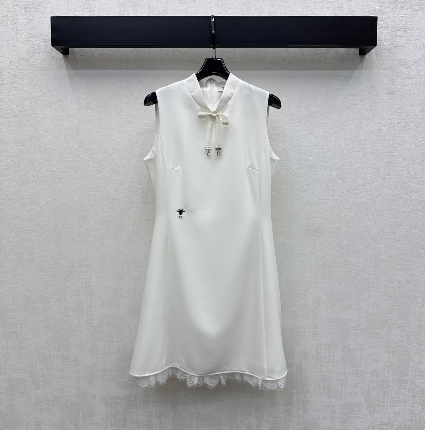 NO:829187,Dio*2026 new arrival dress vest dress made of imported YB twill silk, fine and crisp texture, comfortable and stylish to wear. The whole body is cut with a simple and slightly waisted version to add layering to the look. The neckline is decorated with a bow and metal letter buckle. It echoes the CD bee embroidery logo on the back of the waist to highlight the brand tone. Create an Italian classic luxury style. Development of surface accessories. Round neck sleeveless dress tailoring. Exquisite and advanced daily commuting banquet wear.  High version 2 colors,,dior,skirts,19860909Dio*2026新品上架洋装背心裙定制YB进口斜纹绸材质 质地细腻挺括 穿着舒适有型 通体采用简约微收腰版型裁剪 增添造型层次感 领口以蝴蝶结点缀金属字母扣装饰 呼应腰侧后背CD蜜蜂刺绣徽标 彰显品牌调性 打造意式经典奢华风范 面辅料开发 圆领无袖连衣裙剪裁 日常通勤宴会穿搭精致高级   高版本2色,,dior,skirts,,Women's clothing