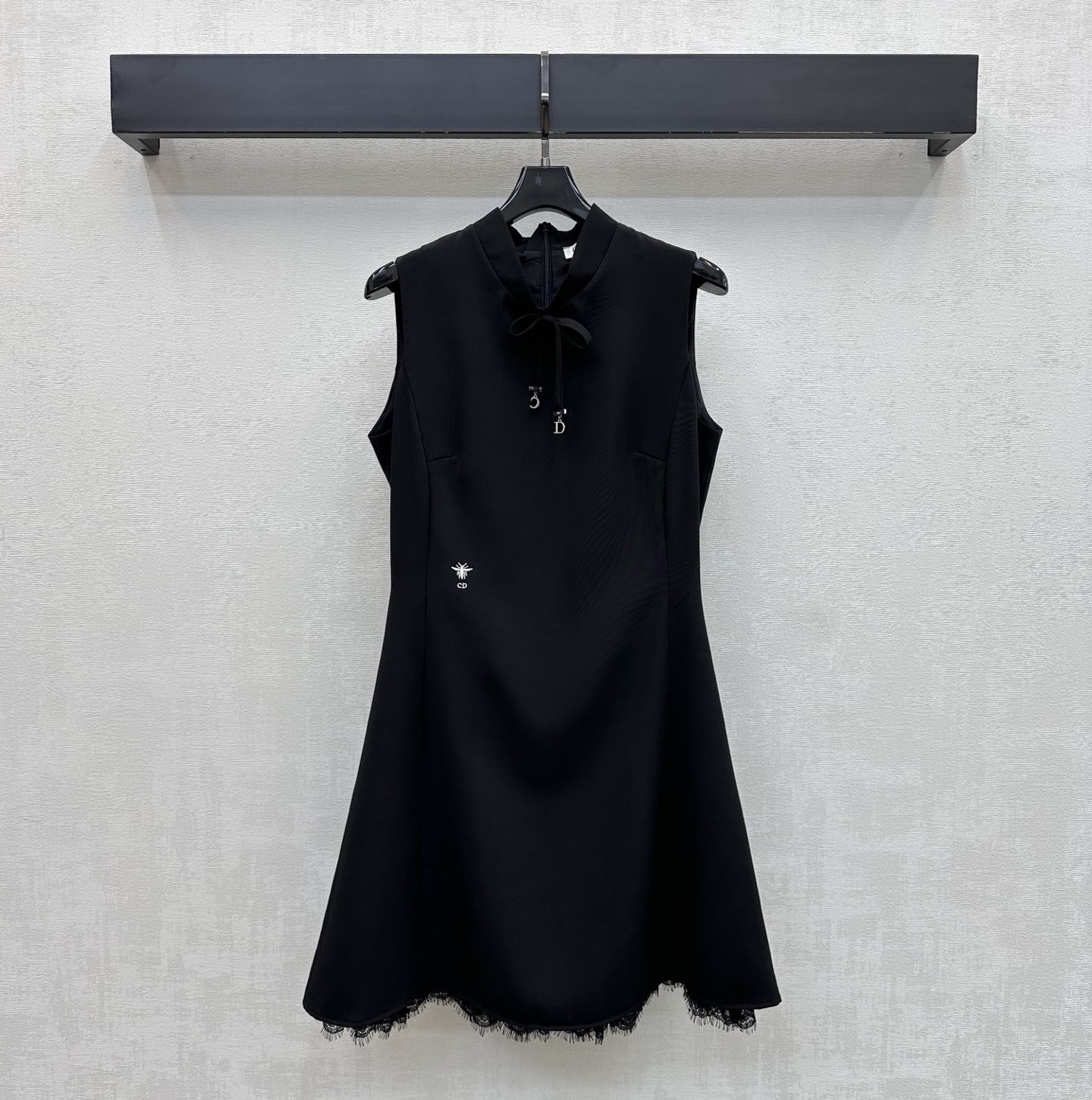 NO:829167,Dio*2026 new arrival dress vest dress made of imported YB twill silk, fine and crisp texture, comfortable and stylish to wear. The whole body is cut with a simple and slightly waisted version to add layering to the look. The neckline is decorated with a bow and metal letter buckle. It echoes the CD bee embroidery logo on the back of the waist to highlight the brand tone. Create an Italian classic luxury style. Development of surface accessories. Round neck sleeveless dress tailoring. Exquisite and advanced daily commuting banquet wear.  High version 2 colors,,dior,skirts,19860909Dio*2026新品上架洋装背心裙定制YB进口斜纹绸材质 质地细腻挺括 穿着舒适有型 通体采用简约微收腰版型裁剪 增添造型层次感 领口以蝴蝶结点缀金属字母扣装饰 呼应腰侧后背CD蜜蜂刺绣徽标 彰显品牌调性 打造意式经典奢华风范 面辅料开发 圆领无袖连衣裙剪裁 日常通勤宴会穿搭精致高级   高版本2色,,dior,skirts,,Women's clothing