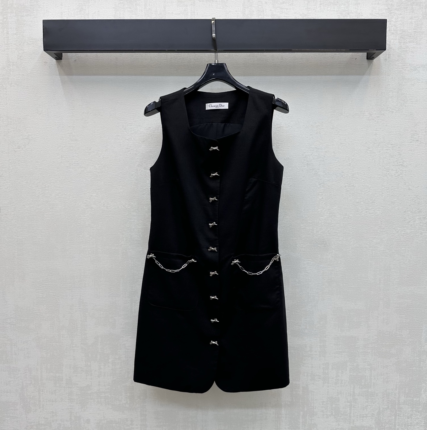 NO:829147,Dio*2026 new arrivals Bow tie logo tank top custom made of YB imported twill material. Fine and crisp texture. Comfortable and stylish to wear. The whole body adopts simple straight cut design to add layering to the look. The placket and symmetrical pockets are decorated with iconic metal chains and bow logo decorations to highlight the brand tone. Create a French elegant style. Development of fabric accessories. Round neck sleeveless dress tailoring. Exquisite and advanced for daily commuting and banquets. High version, dior, skirts,19860909Dio*2026新品上架蝴蝶结徽标背心裙定制YB进口斜纹绸材质 质地细腻挺括 穿着舒适有型 通体采用简约直筒版型裁剪设计 增添造型层次感 开襟及对称口袋点缀标志性金属链条与蝴蝶结徽标装饰 彰显品牌调性 打造法式优雅格调 面辅料开发 圆领无袖连衣裙剪裁 日常通勤宴会穿搭精致高级  高版本,,dior,skirts,,Women's clothing