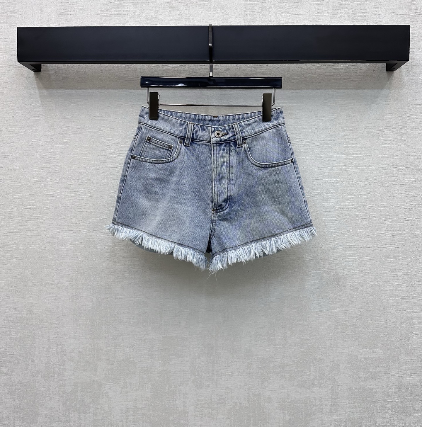NO:829185,Loew*2026 New Arrival Logo Raw Edge Denim Shorts Customized YB imported twill cotton denim material Breathable, soft and skin-friendly Multi-enzyme washing process creates a retro light blue feel Retro and fashionable High-waisted buttoned symmetrical pocket version Matches the trouser legs with brushed and distressed design to add layering to the look The rear hip pockets are embellished with the iconic laser logo to echo the details of the engraved leather label on the waist Highlight the brand tonality and show more trendy charm Surface accessories development High-waisted buttoned shorts tailoring  Can be paired with shirts from the same series to create a complete set of high-end and fashionable high-end versions, loewe, shorts,19860909Loew*2026新品上架徽标毛边牛仔短裤定制YB进口斜纹棉牛仔材质 透气柔软亲肤 多重酵素水洗工艺处理 打造复古浅蓝感 复古又时尚 高腰系扣对称口袋版型 配合裤腿磨毛做旧设计 增添造型层次感 后臀口袋点缀标志性激光徽标呼应腰间刻印皮标细节 彰显品牌调性 更显潮流魅力 面辅料开发 高腰系扣短裤剪裁 可搭配同系列衬衣 成套穿搭高级时髦  高版本,,loewe,shorts,,Women's clothing