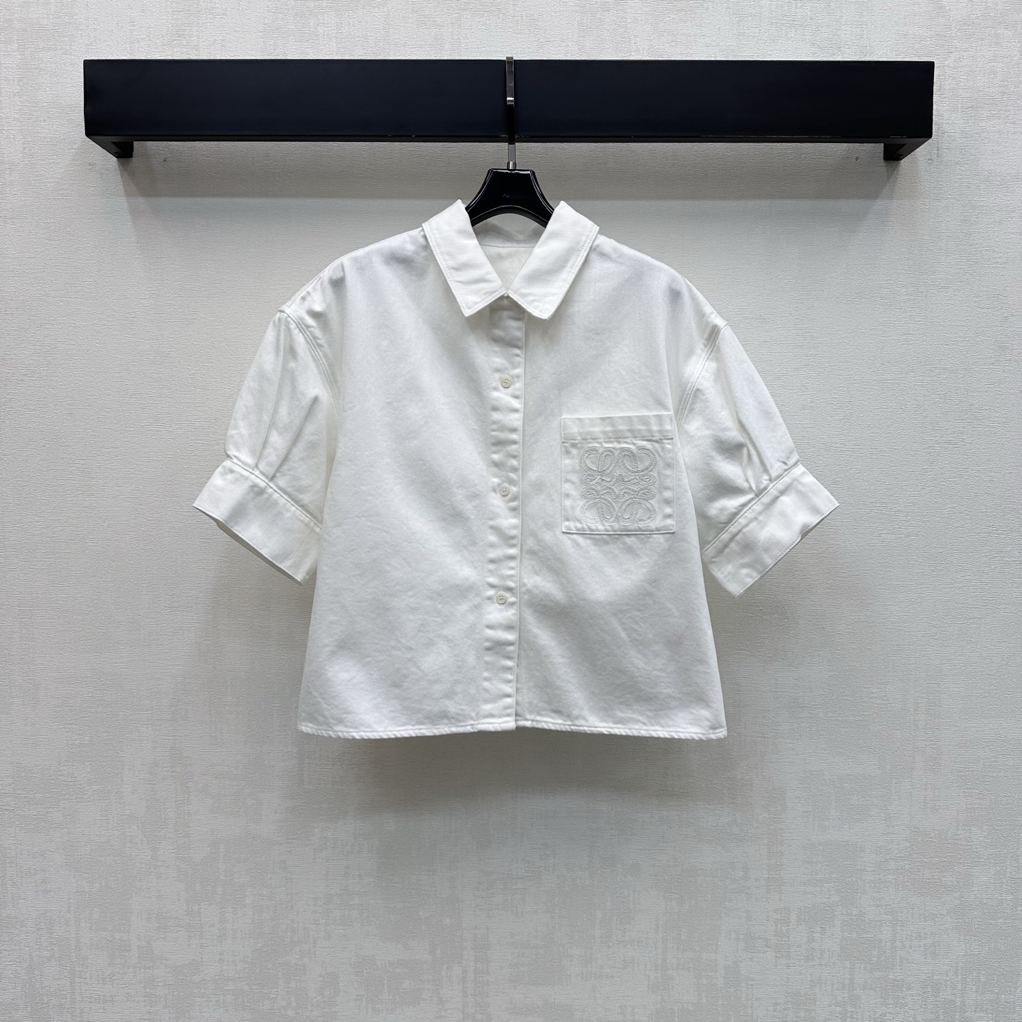 NO:829145,Loew*2026 New Arrival Logo Short Denim Shirt Customized YB imported twill cotton denim material Breathable, soft and skin-friendly Multi-enzyme washing process to create a retro light blue and pure white background Retro and fashionable Open button adjustment and puff cuff cutting design add layering to the look The chest pocket is embellished with the iconic laser logo decoration to highlight the brand tone and show more trendy charm Surface accessories development Lapel short shirt tailoring Can be paired with the same series of shorts for a complete set of high-end fashion  High version 2 colors,,loewe,shorts,shirts,19860909Loew*2026新品上架徽标短款牛仔衬衫定制YB进口斜纹棉牛仔材质 透气柔软亲肤 多重酵素水洗工艺处理 打造复古浅蓝与纯白底色 复古又时尚 开襟纽扣调节配合泡泡袖口裁剪设计 增添造型层次感 胸前口袋点缀标志性激光徽标装饰 彰显品牌调性 更显潮流魅力 面辅料开发 翻领短款衬衣剪裁 可搭配同系列短裤 成套穿搭高级时髦  高版本2色,,loewe,shorts,shirts,,Women's clothing