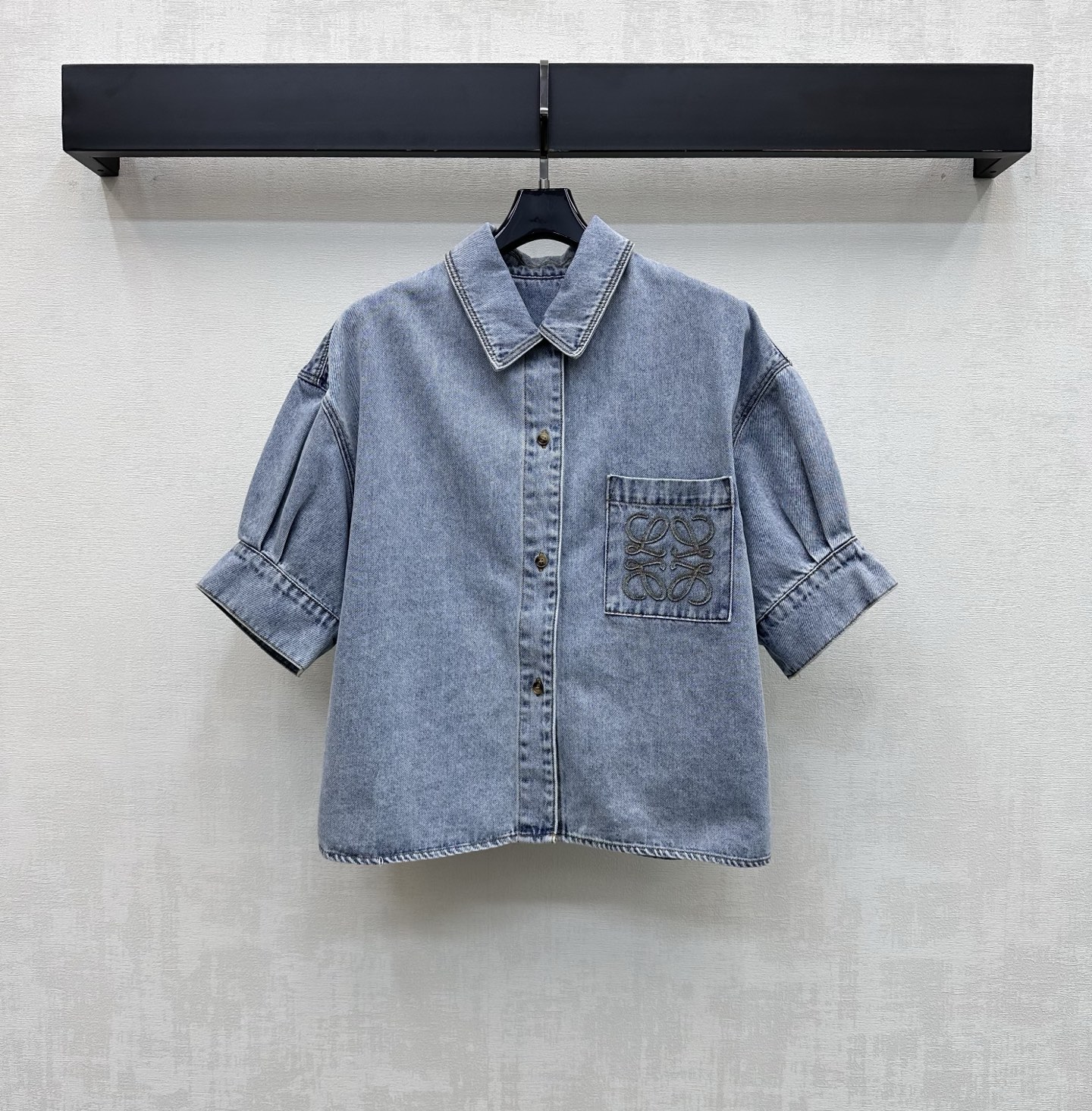 NO:829125,Loew*2026 New Arrival Logo Short Denim Shirt Customized YB imported twill cotton denim material Breathable, soft and skin-friendly Multi-enzyme washing process to create a retro light blue and pure white background Retro and fashionable Open button adjustment and puff cuff cutting design add layering to the look The chest pocket is embellished with the iconic laser logo decoration to highlight the brand tone and show more trendy charm Surface accessories development Lapel short shirt tailoring Can be paired with the same series of shorts for a complete set of high-end fashion  High version 2 colors,,loewe,shorts,shirts,19860909Loew*2026新品上架徽标短款牛仔衬衫定制YB进口斜纹棉牛仔材质 透气柔软亲肤 多重酵素水洗工艺处理 打造复古浅蓝与纯白底色 复古又时尚 开襟纽扣调节配合泡泡袖口裁剪设计 增添造型层次感 胸前口袋点缀标志性激光徽标装饰 彰显品牌调性 更显潮流魅力 面辅料开发 翻领短款衬衣剪裁 可搭配同系列短裤 成套穿搭高级时髦  高版本2色,,loewe,shorts,shirts,,Women's clothing