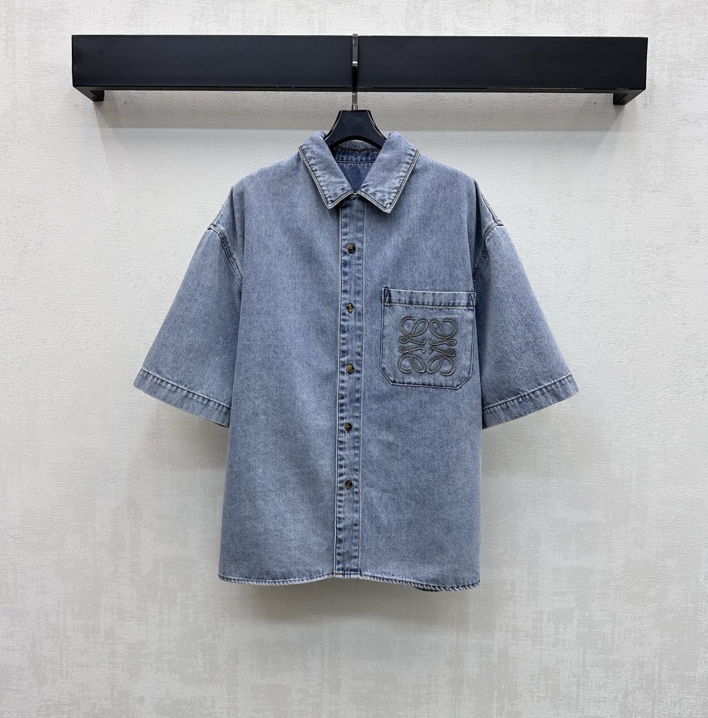 NO:829165,Loew*2026 new arrivals logo lapel denim shirt customized YB imported twill cotton denim material Breathable, soft and skin-friendly Multi-enzyme washing process creates a retro light blue feel Retro and fashionable Open button adjustment design adds layering to the look The chest pocket is embellished with the iconic laser logo decoration to highlight the brand tone and show more trendy charm Surface accessories development Lapel short-sleeved regular shirt tailoring Can be paired with the same series of shorts for a complete set of high-end fashion  High version,,loewe,shorts,shirts,T-shirt,19860909Loew*2026新品上架徽标翻领牛仔衬衫定制YB进口斜纹棉牛仔材质 透气柔软亲肤 多重酵素水洗工艺处理 打造复古浅蓝感 复古又时尚 开襟纽扣调节设计 增添造型层次感 胸前口袋点缀标志性激光徽标装饰 彰显品牌调性 更显潮流魅力 面辅料开发 翻领短袖常规衬衣剪裁 可搭配同系列短裤 成套穿搭高级时髦 高版本,,loewe,shorts,shirts,T-shirt,,Women's clothing