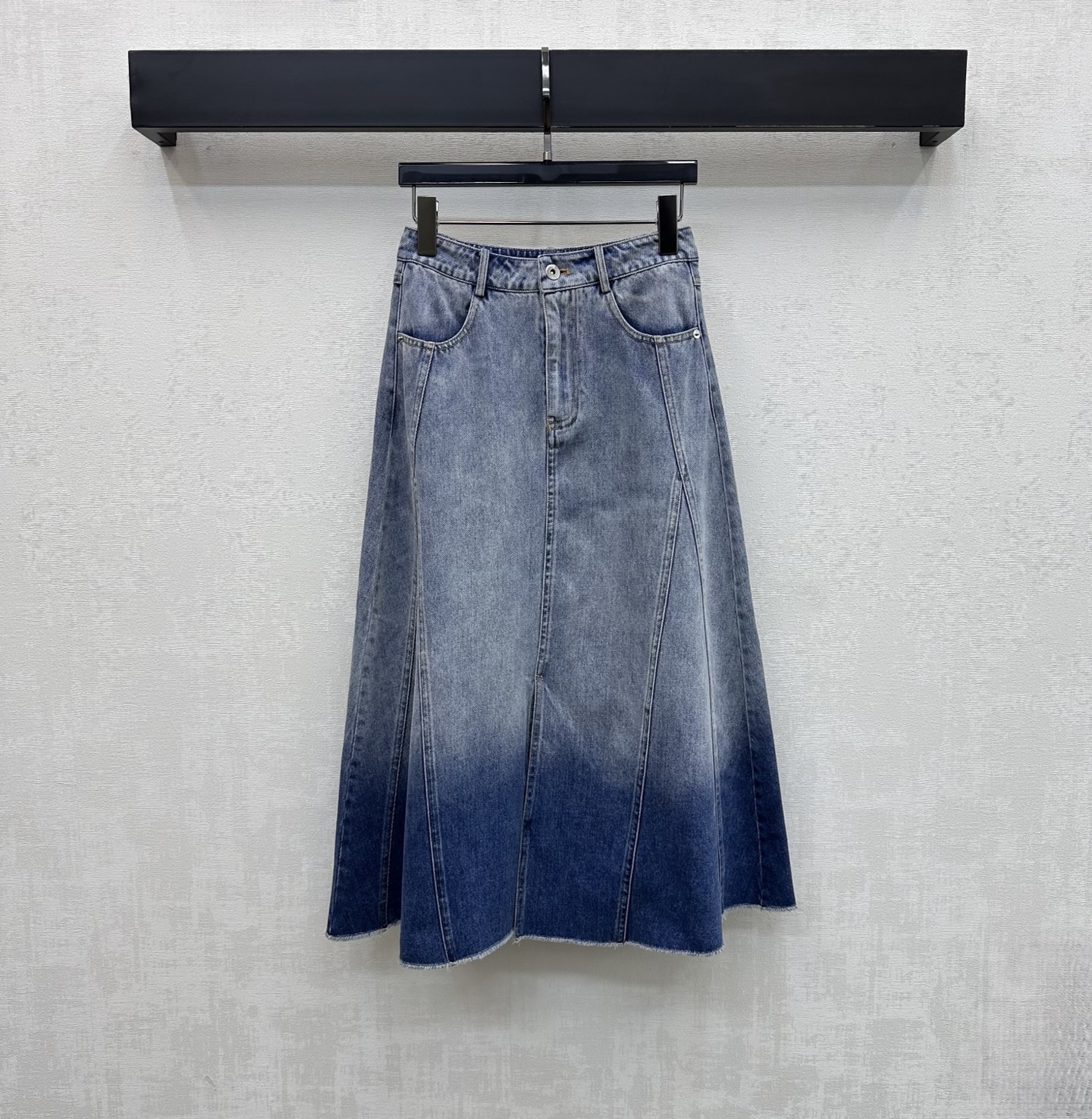 NO:827136,Dio*2026 new products are on the shelves. The gradient washed denim skirt is made of YB imported twill cotton denim material. It is stiff and stylish, comfortable and wear-resistant. The whole body is designed with vertical line splicing. It is matched with the old raw edges of the skirt to add a layered look. The jacquard elements of the iconic letters are all over the interior to echo the leather label decoration on the back waist. Highlighting the brand tone. Development of surface accessories. High-waisted buttoned pleated skirt cut. Casual matching for daily commuting and appointments. Sophisticated and advanced.  High version,,dior,skirts,19860909Dio*2026新品上架渐变水洗牛仔半裙定制YB进口斜纹棉牛仔材质 挺括有型 舒适耐磨 通体采用纵向线条拼接设计 配合裙摆做旧毛边处理 增添造型层次感 内里满铺标志性字母提花元素呼应后腰皮标装饰 彰显品牌调性 面辅料开发 高腰系扣压褶半裙剪裁 日常通勤约会随意搭配穿搭精致高级 高版本,,dior,skirts,,Women's clothing