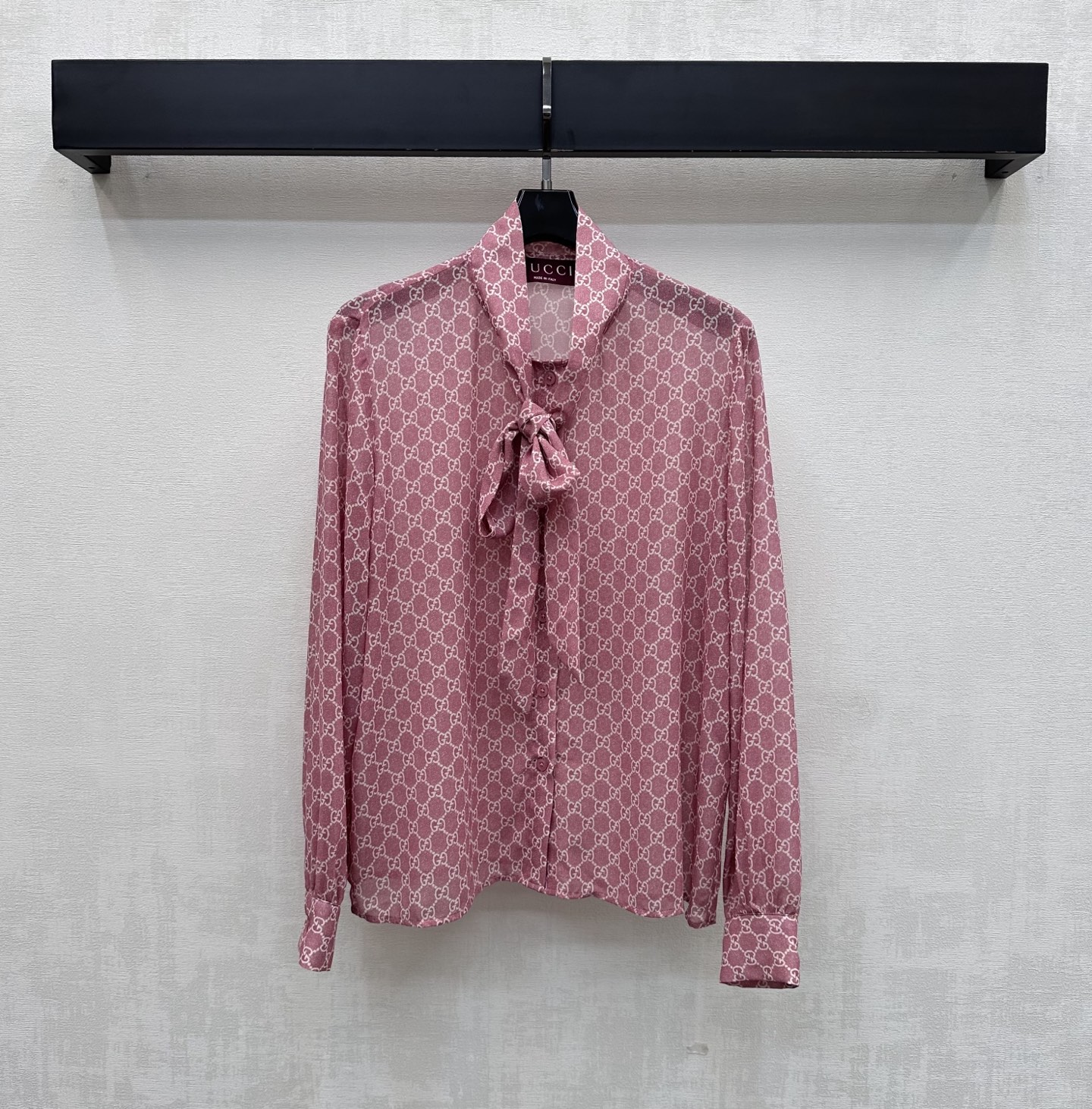 NO:831532,Gucc*2026 New Arrival Lace-up Printed Shirt Customized YB imported twill material. The texture is shiny, comfortable and soft. The collar edge is made with ribbon bow technology. It is adjusted with the placket button design to add layering to the look. The iconic letter printed logo element is printed all over the body. It enriches the visual impact and highlights the brand tone. The development of surface accessories. Lapel long-sleeved shirt pattern tailoring. Can be paired with skirts from the same series. Complete set to wear with high-end temperament.  High version,,gucci,skirts,shirts,19860909Gucc*2026新品上架系带印花衬衣定制YB进口斜纹绸材质 质感光泽 舒适柔软 领边沿用飘带蝴蝶结工艺制作 配合开襟纽扣调节设计 增添造型层次感 通体满印标志性字母印花徽标元素 丰富视觉冲击力 彰显品牌调性 面辅料开发 翻领长袖衬衫版型剪裁 可搭配同系列半裙 成套穿搭高级气质  高版本,,gucci,skirts,shirts,,Women's clothing