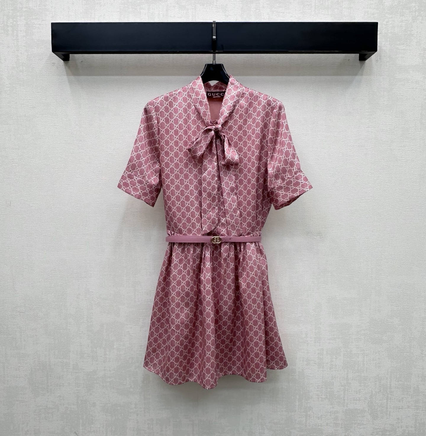 NO:831547,Gucc*2026 New Arrivals Lace-Up Printed Shirt Skirt Customized YB Imported Twill Silk Material Glossy Texture Comfortable and Soft The collar edge is made with streamer bow technology Adjustable with half placket buttons Pleated skirt cutting design adds layering to the look Double G metal buckle belt waist with all-over iconic letter print logo elements Rich visual impact Highlights the brand tone Development of surface accessories Short-sleeved dress tailoring Simple and high-end temperament for daily commuting  High version,,gucci,skirts,T-shirt,19860909Gucc*2026新品上架系带印花衬衣裙定制YB进口斜纹绸材质 质感光泽 舒适柔软 领边沿用飘带蝴蝶结工艺制作 配合半开襟纽扣调节处理压褶裙摆裁剪设计 增添造型层次感 双G金属扣皮带收腰配合通体满印标志性字母印花徽标元素 丰富视觉冲击力 彰显品牌调性 面辅料开发 短袖连衣裙版型剪裁 日常通勤简约穿搭高级气质  高版本,,gucci,skirts,T-shirt,,Women's clothing