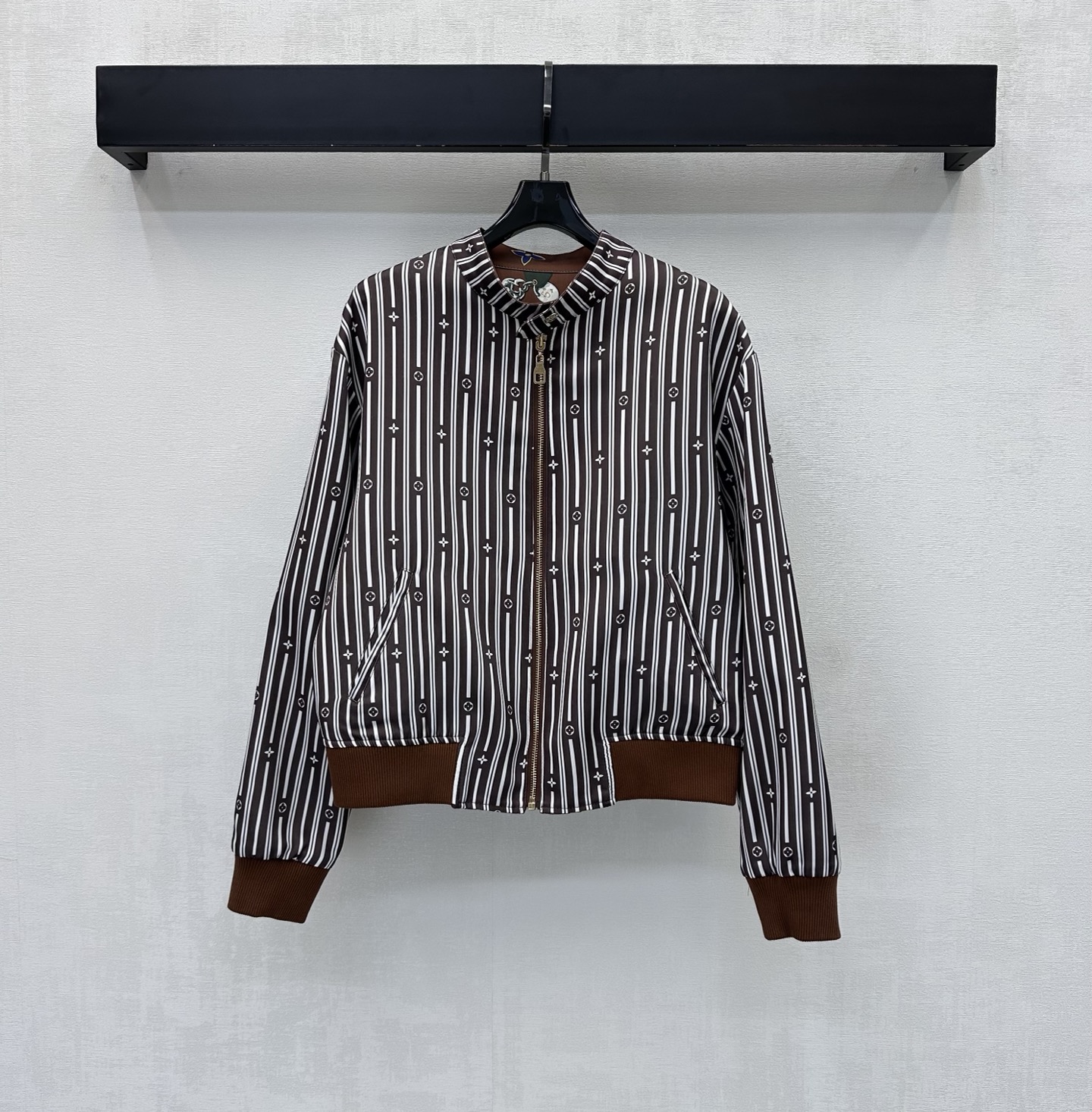 NO:831563,Louis Vuitto*2026 new products are on the shelves. The double-sided jacket is made of YB imported nylon material. Breathable and comfortable, full of texture. It follows the reversible version design. The whole body is designed with the iconic striped four-leaf clover, presbyopia and chain hardware accessories. It instantly lights up the overall rich visual effect and highlights the brand tone. Creates American luxury and fashion. It is adjusted with classic zipper and leather buckle. The hem of the cuffs is tightened with contrasting thread elasticity to add layering to the look.  Fully reflect the relaxed and fashionable charm of the outfit. Development of fabrics and accessories. Stand-up collar jacket tailoring. Casual and stylish. High version double-sided, Louis Vuitton, jackets & coats,jackets & coats,19860909Louis Vuitto*2026新品上架 双面夹克外套定制YB进口尼龙材质 透气舒适 质感十足 沿用两面穿版型设计 通体采用标志性条纹四叶草字母老花与链条五金配件满印图案设计 瞬间点亮整体丰富视觉效果 彰显品牌调性 打造美式奢华时髦 搭配经典拉链皮扣调节处理 袖口下摆撞色螺纹弹力收紧 增添造型层次感 充分体现穿搭松弛与时尚魅力 面辅料开发 立领夹克外套剪裁 随意外搭出彩时髦  高版本双面,,louis vuitton,jackets & coats,jackets & coats,,Women's clothing