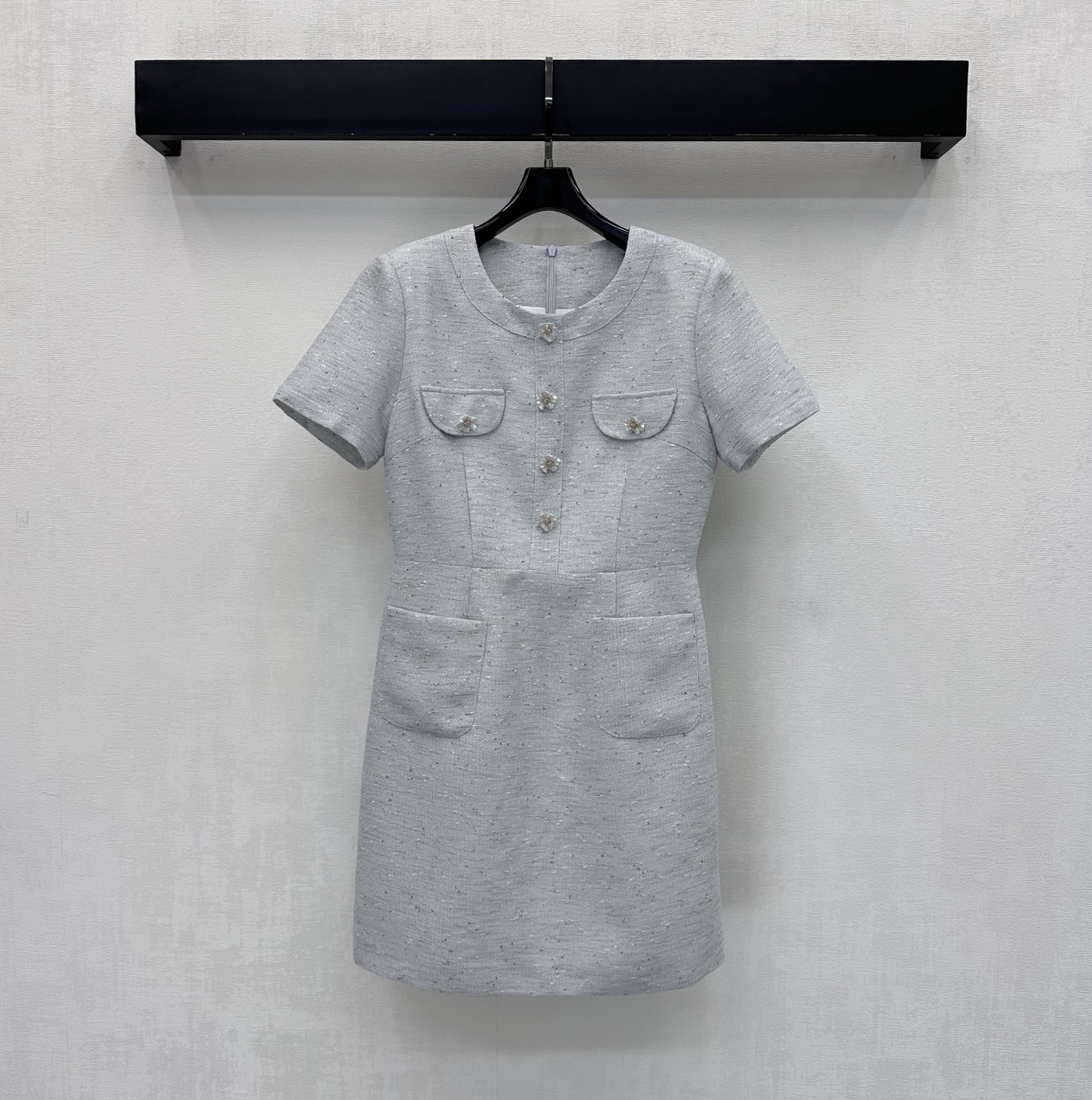 NO:831577,Chane*2026 new arrival round neck small fragrant dress customized YB imported blended woven material. The texture is fine and soft, breathable and skin-friendly. The whole body is made of light beige and sky blue. It is designed with fine glitter woven texture to add layering to the shape. The chest is decorated with symmetrical flap pocket design. It echoes the heavy camellia metal button decoration to highlight the brand tone. French elegance and luxury. Development of surface accessories. Round neck short-sleeved dress tailoring. Exquisite and advanced daily commuting and dating wear.  High version 2 colors-,,chanel,skirts,T-shirt,19860909Chane*2026新品上架圆领小香风连衣裙定制YB进口混纺编织材质 质地细腻柔软 透气亲肤 通体采用浅米色与天蓝色为主色调 配合细闪编织纹理设计 增添造型层次感 胸前饰以对称翻盖口袋设计 呼应重工山茶花金属纽扣装饰 彰显品牌调性 法式优雅奢华 面辅料开发 圆领短袖连衣裙剪裁 日常通勤约会穿搭精致高级 高版本2色-,,chanel,skirts,T-shirt,,Women's clothing