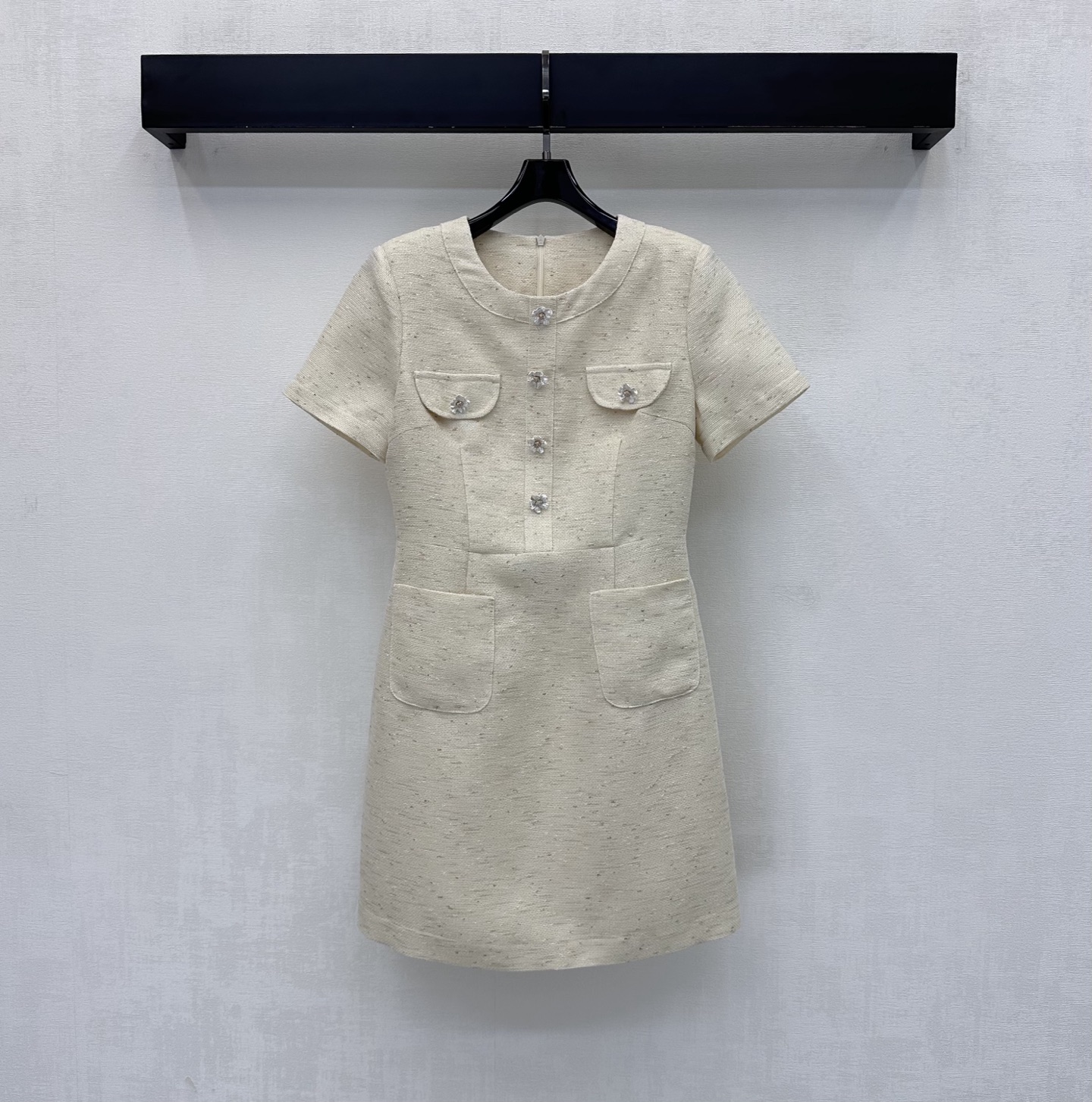 NO:831588,Chane*2026 new arrival round neck small fragrant dress customized YB imported blended woven material. The texture is fine and soft, breathable and skin-friendly. The whole body is made of light beige and sky blue. It is designed with fine glitter woven texture to add layering to the shape. The chest is decorated with symmetrical flap pocket design. It echoes the heavy camellia metal button decoration to highlight the brand tone. French elegance and luxury. Development of surface accessories. Round neck short-sleeved dress tailoring. Exquisite and advanced daily commuting and dating wear.  High version 2 colors-,,chanel,skirts,T-shirt,19860909Chane*2026新品上架圆领小香风连衣裙定制YB进口混纺编织材质 质地细腻柔软 透气亲肤 通体采用浅米色与天蓝色为主色调 配合细闪编织纹理设计 增添造型层次感 胸前饰以对称翻盖口袋设计 呼应重工山茶花金属纽扣装饰 彰显品牌调性 法式优雅奢华 面辅料开发 圆领短袖连衣裙剪裁 日常通勤约会穿搭精致高级 高版本2色-,,chanel,skirts,T-shirt,,Women's clothing
