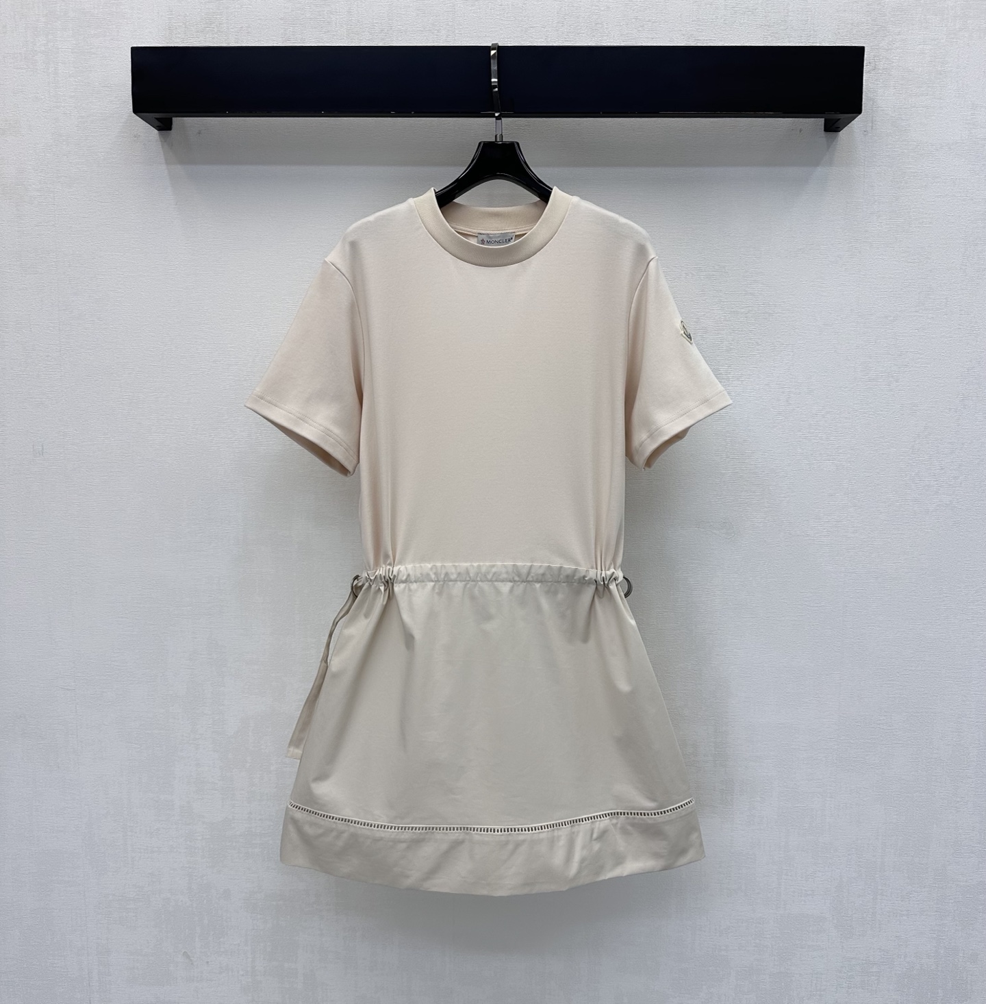 NO:831596,Moncle*2026 New Arrival Drawstring Splicing Dress Customized YB imported Tencel cotton blended material Breathable, comfortable and stylish The whole body is made of light beige and black simple tones It is adjusted with symmetrical drawstrings at the waist to add layering to the look Decorated with the iconic letter logo on the sleeves and the hem spliced with glossy fabric design Highlights the brand tone Creates French elegance and luxury Surface accessories development Round neck short-sleeved dress tailoring Fashionable and advanced daily commuting and dating wear  High version 2 colors,skirts,T-shirt,19860909Moncle*2026新品上架抽绳拼接连衣裙定制YB进口天丝棉混纺材质 透气舒适有型 通体采用浅米色与本布黑简约色调 配合腰部对称抽绳调节处理 增添造型层次感 饰以手袖标志性字母徽标与下摆拼接光泽感面料设计 彰显品牌调性 打造法式优雅奢华 面辅料开发 圆领短袖连衣裙剪裁 日常通勤约会穿搭时髦高级  高版本2色,,skirts,T-shirt,,Women's clothing