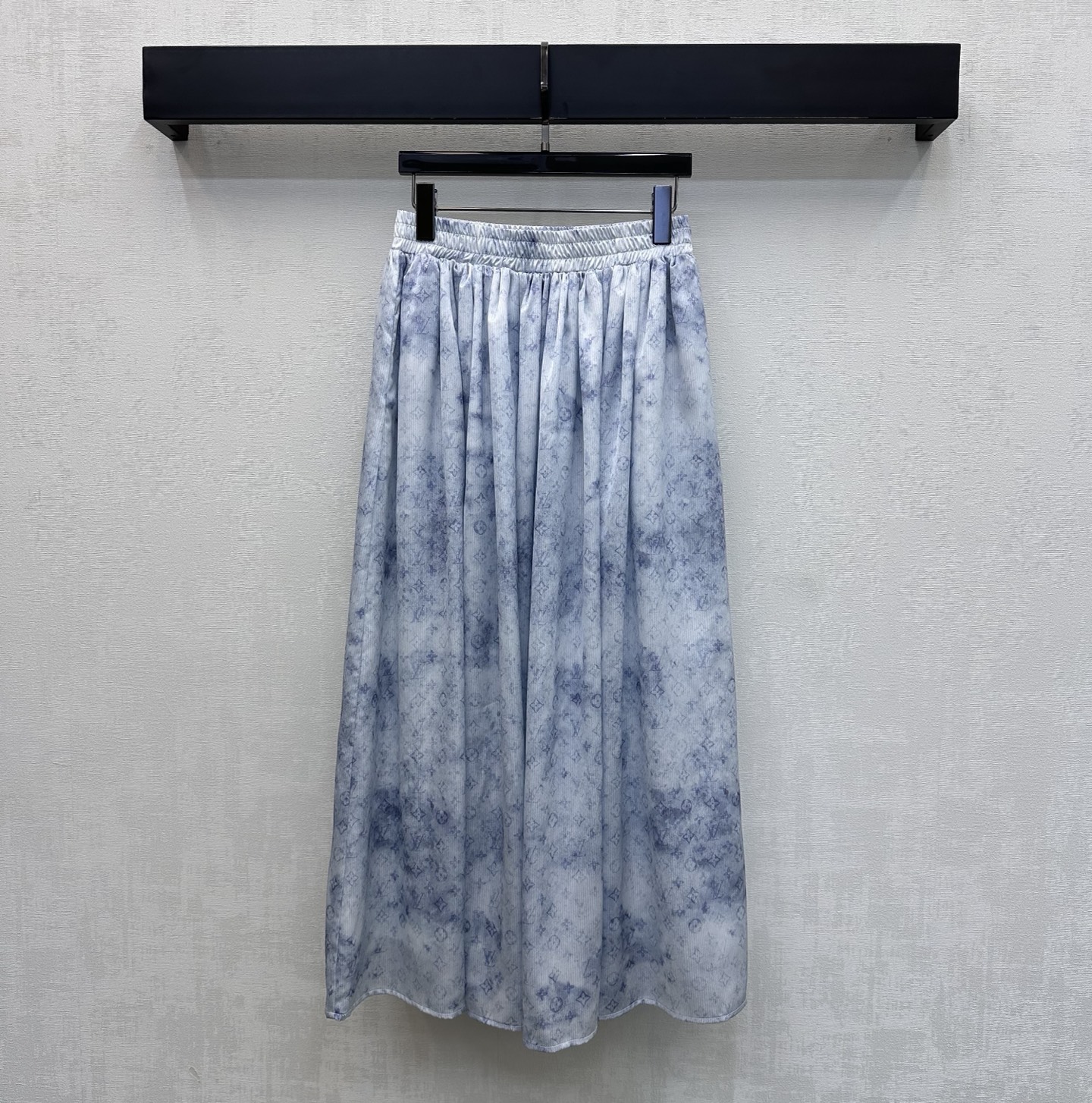 NO:831576,Louis Vuitto*2026 new arrival printed pleated skirt, customized YB imported twill material, fine and soft texture, breathable and skin-friendly, whole body is designed with retro abstract printing pattern, adding layering to the look, combined with the iconic four-leaf clover letter logo element to highlight the brand tone, surface accessories development, high waist pleated skirt tailoring, can be matched with shirts of the same series, exquisite and high-end daily commuting and dating outfits, high version, louis vuitton, skirts,19860909Louis Vuitto*2026新品上架印花压褶半裙定制YB进口斜纹绸材质 质地细腻柔软 透气亲肤 通体采用复古抽象印花图案设计 增添造型层次感 配合标志性四叶草字母徽标元素 彰显品牌调性 面辅料开发 高腰压褶半裙剪裁 可搭配同系列衬衣 日常通勤约会成套穿搭精致高级 高版本,,louis vuitton,skirts,,Women's clothing