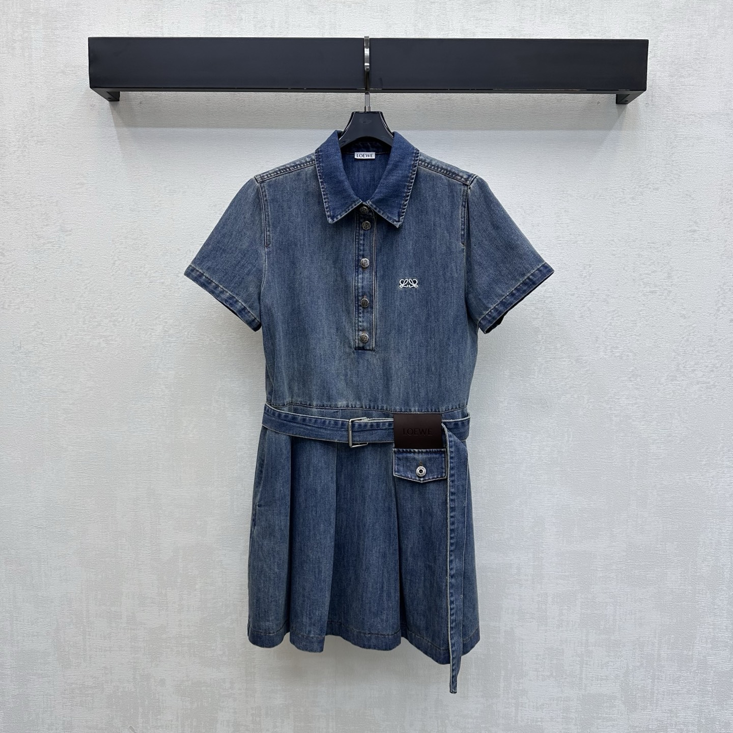 NO:831564,Loew*2026 new arrival lapel short-sleeved denim dress made of YB imported twill cotton denim material. Breathable, comfortable and stylish. The whole body is treated with enzyme washing process to create a retro denim blue tone. The half- placket button adjustment is combined with the pressed skirt cutting design to add layering to the look. The iconic embroidered logo decoration on the chest echoes the engraved letter leather tag on the waist. Highlights the brand tonality and creates an Italian elegant and luxurious style. Development of surface accessories. Cutting of lapel short-sleeved dress.  Stylish and high-end outfits for daily commuting and dating. High version, loewe, skirts, T-shirt,19860909Loew*2026新品上架翻领短袖牛仔连衣裙定制YB进口斜纹全棉牛仔材质 透气舒适有型 通体采用酵素水洗工艺处理 打造复古牛仔蓝色调 半开襟纽扣调节配合压着裙摆裁剪设计 增添造型层次感 胸前点缀标志性刺绣徽标装饰 呼应腰间刻印字母皮牌 彰显品牌调性 打造意式优雅奢华风格 面辅料开发 翻领短袖连衣裙剪裁 日常通勤约会穿搭时髦高级 高版本,,loewe,skirts,T-shirt,,Women's clothing