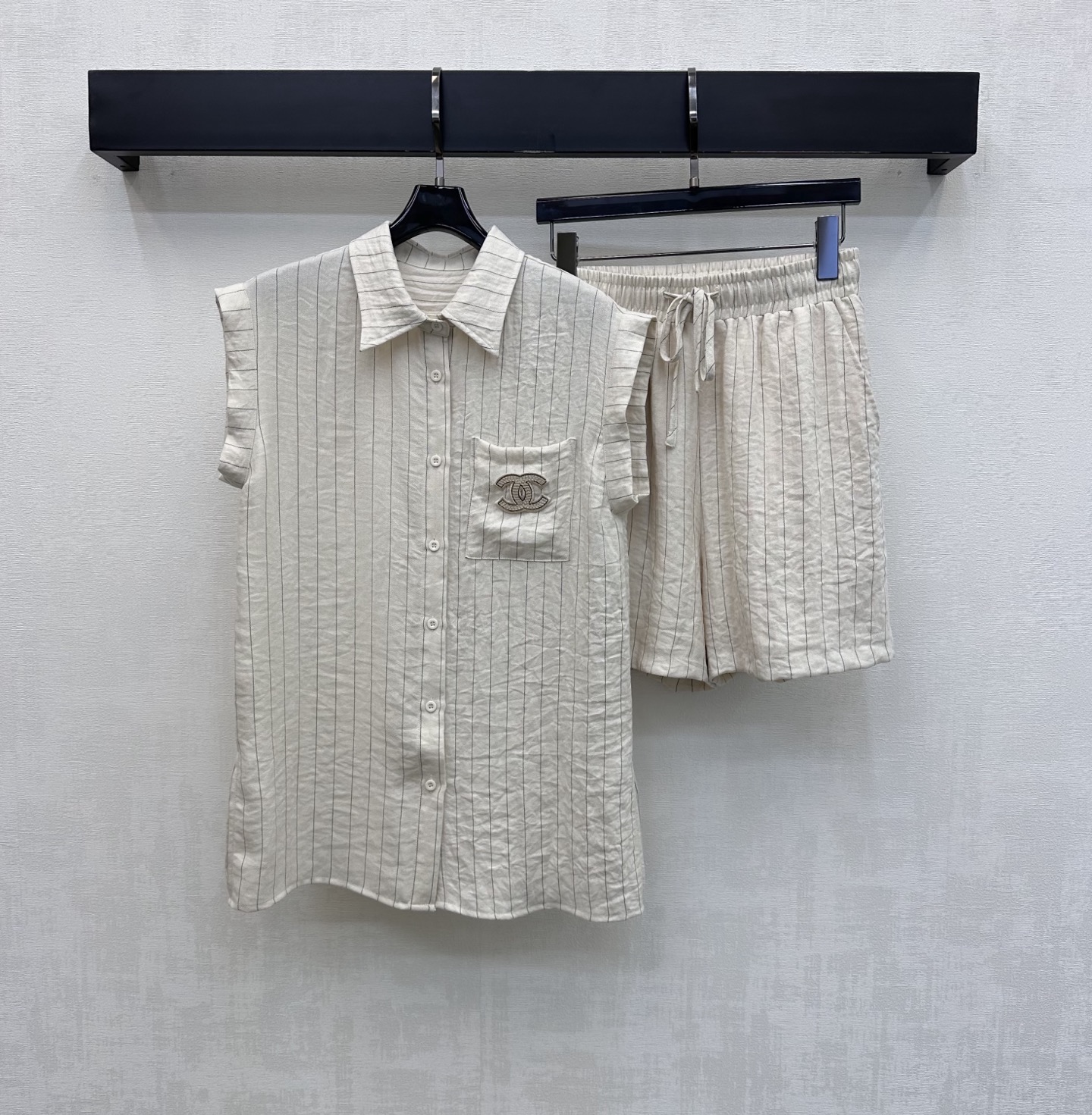 NO:831526,Chane*2026 new arrivals lapel striped shirt shorts suit customized YB imported cotton and linen material. The texture is fine and soft, breathable and skin-friendly. The whole body is designed with retro fine vertical stripes texture to add layering to the look. The iconic double C is embellished on the chest. Letter embroidery logo decoration echoes the details of the bottoms to highlight the brand tone. Create French elegant and luxurious style. Development of surface accessories. The lapel sleeveless shirt is cut with the same series of drawstring shorts. Exquisite and advanced daily commuting wear. High version 2 colors 36 38  40,,chanel,shorts,shirts,19860909Chane*2026新品上架翻领条纹衬衫短裤套装定制YB进口棉麻材质 质地细腻柔软 透气亲肤 通体采用复古细竖条纹肌理设计 增添造型层次感 胸前点缀标志性双C 字母刺绣徽标装饰 呼应下装细节 彰显品牌调性 打造法式优雅奢华风格 面辅料开发 翻领无袖衬衫同系列抽绳短裤剪裁 日常通勤穿搭精致高级  高版本2色36 38 40,,chanel,shorts,shirts,,Women's clothing