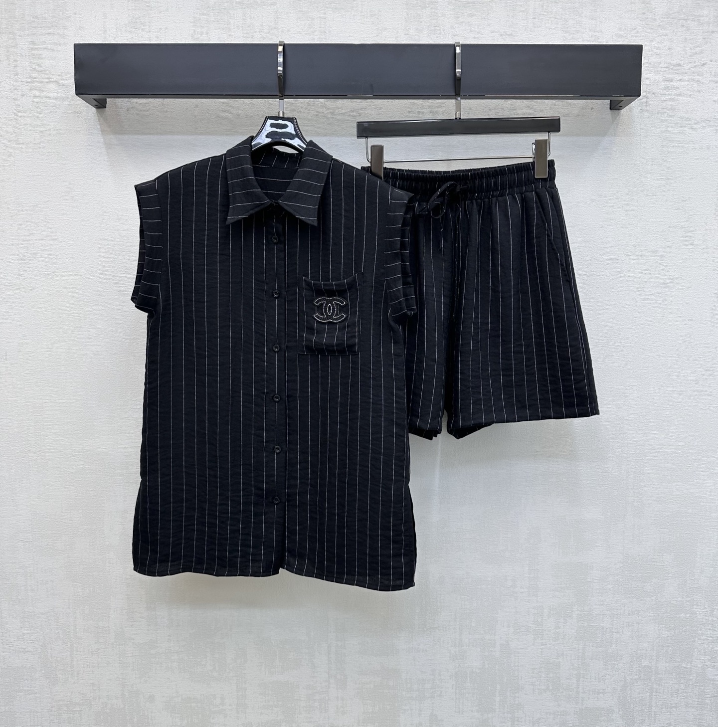 NO:831541,Chane*2026 new arrivals lapel striped shirt shorts suit customized YB imported cotton and linen material. The texture is fine and soft, breathable and skin-friendly. The whole body is designed with retro fine vertical stripes texture to add layering to the look. The iconic double C is embellished on the chest. Letter embroidery logo decoration echoes the details of the bottoms to highlight the brand tone. Create French elegant and luxurious style. Development of surface accessories. The lapel sleeveless shirt is cut with the same series of drawstring shorts. Exquisite and advanced daily commuting wear. High version 2 colors 36 38  40,,chanel,shorts,shirts,19860909Chane*2026新品上架翻领条纹衬衫短裤套装定制YB进口棉麻材质 质地细腻柔软 透气亲肤 通体采用复古细竖条纹肌理设计 增添造型层次感 胸前点缀标志性双C 字母刺绣徽标装饰 呼应下装细节 彰显品牌调性 打造法式优雅奢华风格 面辅料开发 翻领无袖衬衫同系列抽绳短裤剪裁 日常通勤穿搭精致高级  高版本2色36 38 40,,chanel,shorts,shirts,,Women's clothing