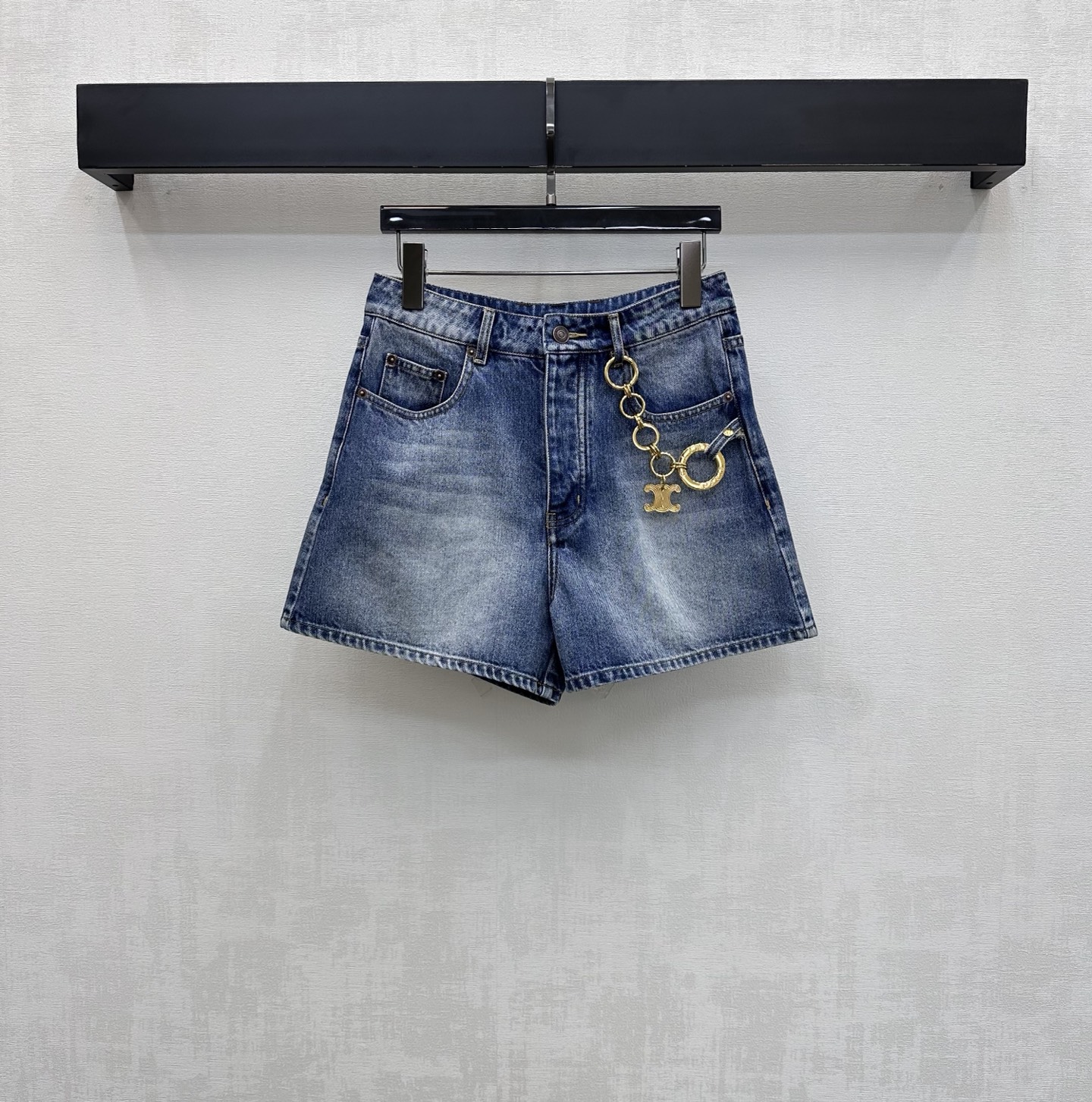 NO:834220,Celin*2026 new arrivals metal chain buckle denim shorts, custom made of YB imported twill cotton denim material, very wide and stylish, using multiple washed light blue processes to restore the high-end texture, straight version with engraved letter button adjustment design, and pleated whitening process to add layering to the look. Decorated with iconic metal Arc de Triomphe logo chain buckles, echoing the details of the leather tag on the back waist, highlighting the brand's tone. Development of surface accessories, high-waist buttoned straight shorts tailoring  Wear it casually with a top, simple and high-end. High version-,,celine,shorts,19860909Celin*2026新品上架金属链扣牛仔短裤定制YB进口斜纹棉牛仔材质 挺阔有型 沿用多重水洗浅蓝工艺还原高级质感 直筒版型搭配刻印字母排扣调节设计 配合褶皱磨白工艺处理 增添造型层次感 饰以标志性金属凯旋门徽标链扣点缀装饰 呼应后腰皮牌细节 彰显品牌调性 面辅料开发 高腰系扣直筒短裤剪裁 随意搭配上装穿搭简约又高级 高版本-,,celine,shorts,,Women's clothing