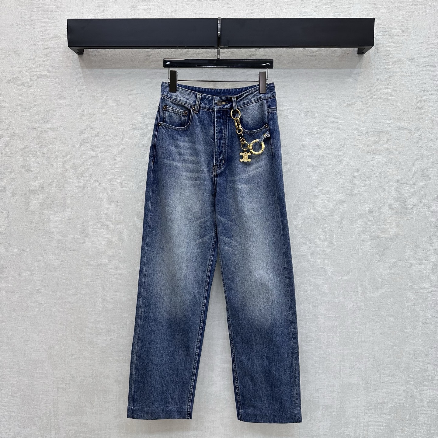 NO:834206,Celin*2026 new arrivals Metal chain buckle denim trousers are made of YB imported twill cotton denim material. Very wide and stylish. The multi-wash light blue process is used to restore the high-end texture. The straight version is equipped with engraved letter button adjustment design. It is processed with pleat whitening process to add a sense of layering. Decorated with the iconic metal Arc de Triomphe logo chain buckle. It echoes the details of the leather tag on the back waist and highlights the brand tone. Development of surface accessories. High-waist buttoned straight trousers cut.  Feel free to wear it with a top, simple and high-end. High version-,,celine,19860909Celin*2026新品上架金属链扣牛仔长裤定制YB进口斜纹棉牛仔材质 挺阔有型 沿用多重水洗浅蓝工艺还原高级质感 直筒版型搭配刻印字母排扣调节设计 配合褶皱磨白工艺处理 增添造型层次感 饰以标志性金属凯旋门徽标链扣点缀装饰 呼应后腰皮牌细节 彰显品牌调性 面辅料开发 高腰系扣直筒长裤剪裁 随意搭配上装穿搭简约又高级 高版本-,,celine,,Women's clothing