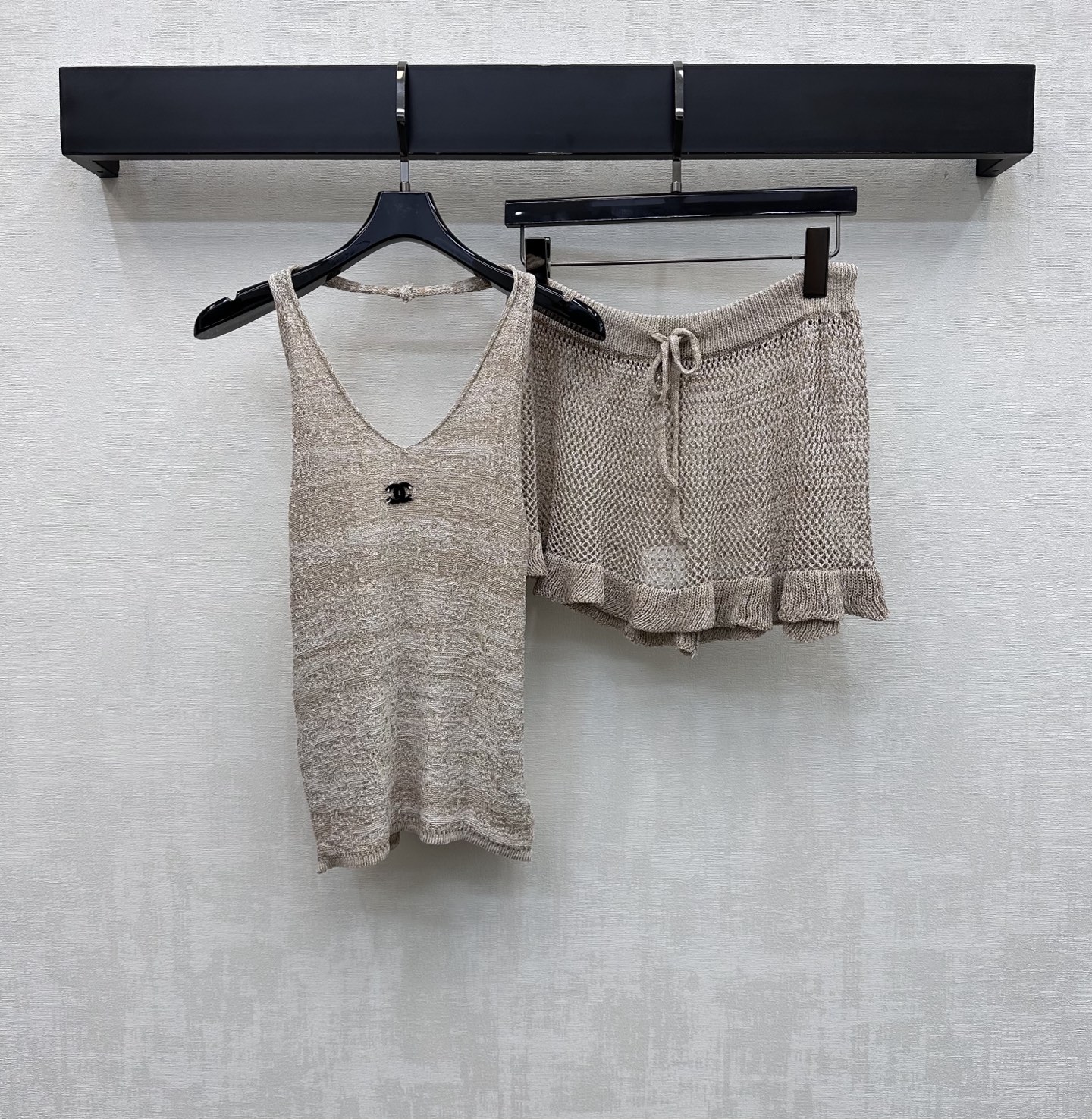NO:832763,Chane*2026 new arrivals Logo knitted vest mesh skirt set Customized YB imported blended knitted yarn material Fine and soft texture Breathable and skin-friendly The whole body is made of warm golden tones and light gray miscellaneous tones Hanger-style V-neck backless suspender cut High-waisted drawstring design for bottoms with mesh hollow texture hem wavy hemming details to add layering to the look The iconic double C letter logo decoration is embellished in the center of the chest to highlight the brand's tone  Create a French elegant and casual atmosphere. Development of fabric accessories. Cutting of halter neck vest and drawstring skirt. Lazy and high-end outfit for commuting and dating. High version 2 colors 36 38 40,,chanel,skirts,19860909Chane*2026新品上架徽标针织背心网眼半裙套装 定制YB进口混纺针织纱线材质 质地细腻柔软 透气亲肤 通体采用暖阳金调与浅灰杂花色调 挂脖式V领露背吊带裁剪 配合下装高腰抽绳设计搭配网眼镂空肌理下摆波浪包边细节处理 增添造型层次感 胸前居中点缀标志性双C字母徽标装饰 彰显品牌调性 打造法式优雅随性氛围感 面辅料开发 挂脖背心抽绳半裙剪裁 通勤约会穿搭慵懒高级 高版本2色36 38 40,,chanel,skirts,,Women's clothing