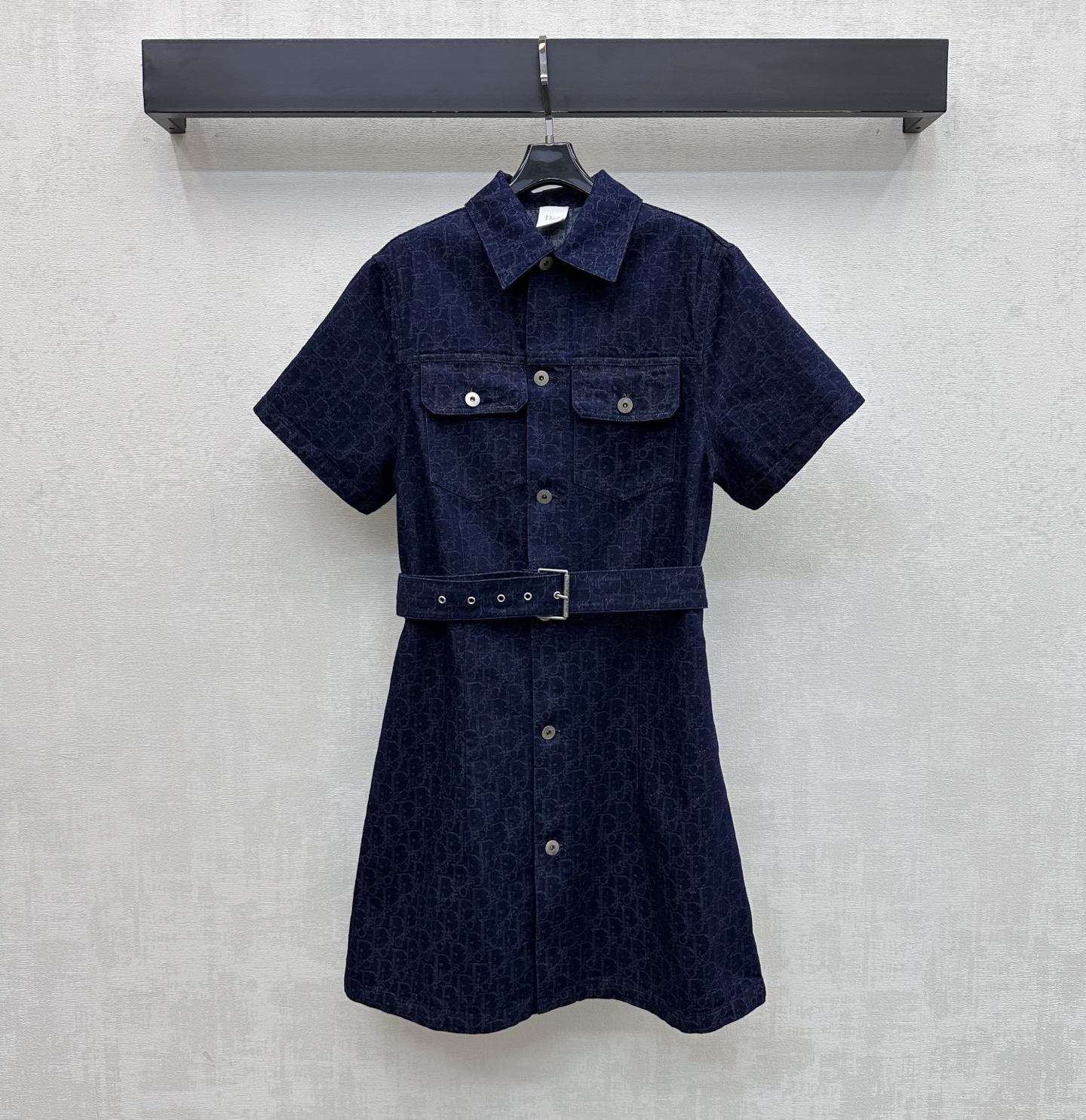 NO:832841,Dio*2026 new arrival jacquard denim dress made of YB imported twill cotton denim material. Stiff and stylish. The whole body is made of dark blue retro wash color. The metal button adjustment of the placket is matched with the fabric perforated belt design to add layering to the look. The jacquard elements of the iconic letters are all over the floor. Echoing the engraved leather label on the back, highlighting the brand tone and showing the French elegant casual style. Development of surface accessories. Lapel short-sleeved dress tailoring. Outstanding and fashionable outfit.  High version,,dior,skirts,T-shirt,19860909Dio*2026新品上架提花牛仔连衣裙定制YB进口斜纹棉牛仔材质 挺括有型 通体采用深蓝复古水洗色调 开襟金属纽扣调节搭配本布穿孔腰带设计 增添造型层次感 满铺标志性字母提花元素 呼应后背刻印皮标 彰显品牌调性 尽显法式优雅休闲风格 面辅料开发 翻领短袖连衣裙版型剪裁 穿搭出彩时髦 高版本,,dior,skirts,T-shirt,,Women's clothing