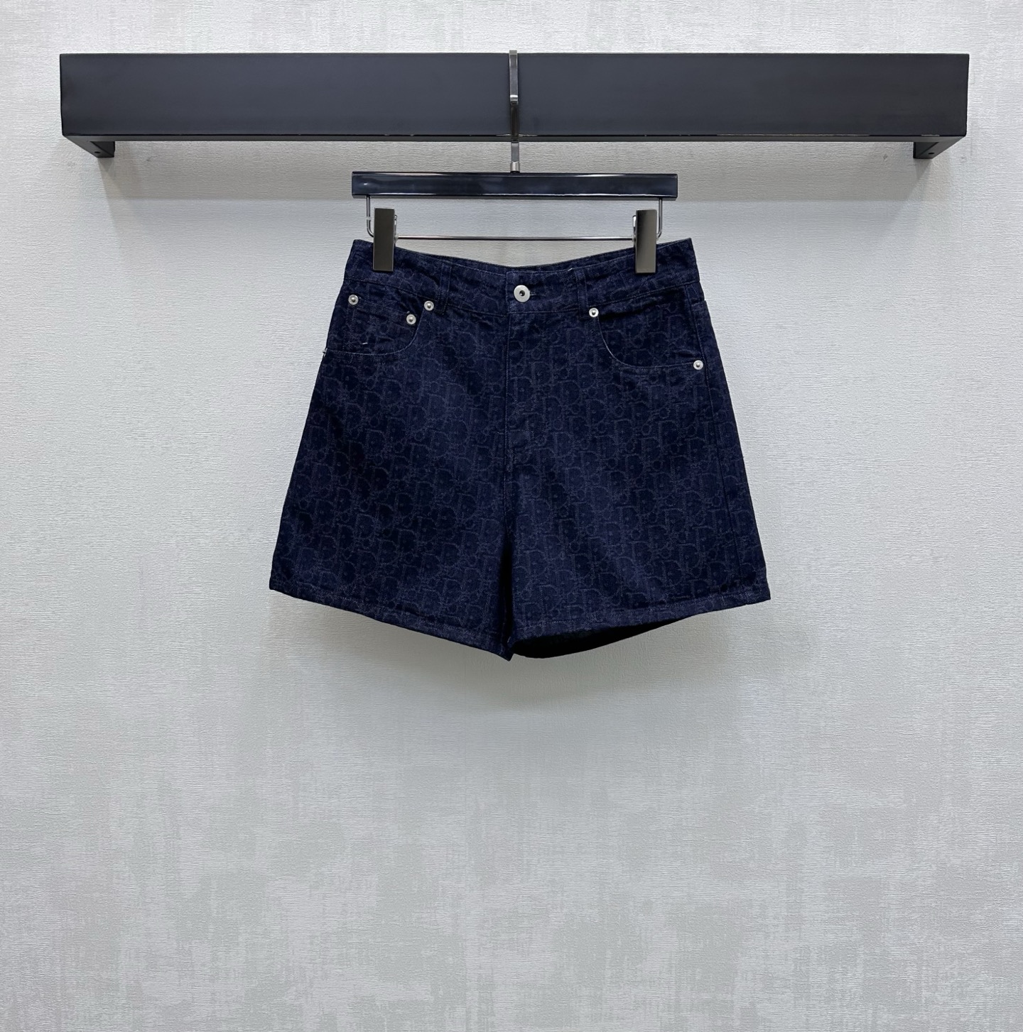 NO:832800,Dio*2026 new arrival jacquard denim straight shorts, custom made of YB imported twill cotton denim material, crisp and stylish, dark blue retro washed tone throughout, metal engraved button adjustment on the placket, symmetrical pocket decoration, adding layering to the look, jacquard elements with iconic letters throughout, echoing the engraved leather label on the back waist, highlighting the brand's tone, showing French elegant casual style, development of surface accessories, high waist buttoned straight shorts cut, can be paired with the vest jacket of the same series  A complete set of outfits for a stylish and high-end version, dior, shorts, jackets & coats,19860909Dio*2026新品上架提花牛仔直筒短裤定制YB进口斜纹棉牛仔材质 挺括有型 通体采用深蓝复古水洗色调 开襟金属刻印纽扣调节搭配对称插兜口袋装饰 增添造型层次感 满铺标志性字母提花元素 呼应后腰刻印皮标 彰显品牌调性 尽显法式优雅休闲风格 面辅料开发 高腰系扣直筒短裤剪裁 可搭配同系列马甲外套 成套穿搭出彩时髦  高版本,,dior,shorts,jackets & coats,,Women's clothing