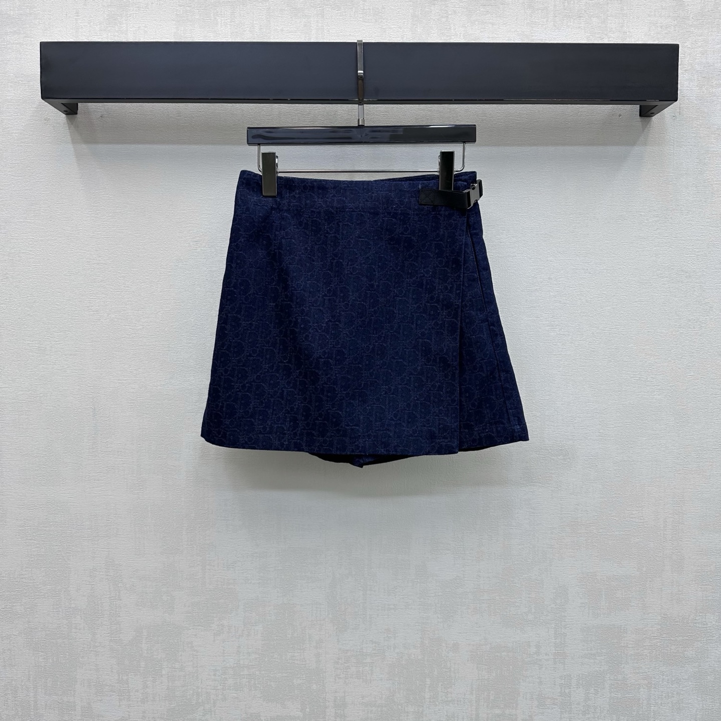 NO:832816,Dio*2026 new products are on the shelves. Jacquard denim buckle culottes are made of YB imported twill cotton denim material. They are crisp and stylish. The whole body is made of dark blue retro washed color. The side waist metal buckle adjustment is matched with a one-piece splicing design to add layering to the look. The iconic letter jacquard elements are all over the floor to highlight the brand tone. It shows the French elegant casual style. The development of surface accessories. High-waist buttoned culottes cut. Can be paired with the vest jacket of the same series. The complete set is stunning and fashionable.  High version,,dior,skirts,jackets & coats,19860909Dio*2026新品上架提花牛仔卡扣裙裤定制YB进口斜纹棉牛仔材质 挺括有型 通体采用深蓝复古水洗色调 侧腰金属卡扣调节搭配一片式拼接设计 增添造型层次感 满铺标志性字母提花元素 彰显品牌调性 尽显法式优雅休闲风格 面辅料开发 高腰系扣裙裤剪裁 可搭配同系列马甲外套 成套穿搭出彩时髦 高版本,,dior,skirts,jackets & coats,,Women's clothing