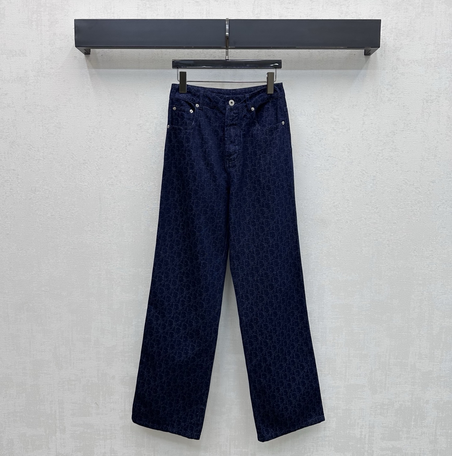 NO:832829,Dio*2026 new arrival jacquard denim straight trousers, custom-made YB imported twill cotton denim material, crisp and stylish, dark blue retro washed tone throughout, metal engraved button adjustment on the placket, symmetrical pocket decoration, adding layering to the look, jacquard elements with iconic letters throughout, echoing the engraved leather label on the back waist, highlighting the brand's tone, showing French elegant casual style, development of surface accessories, high-waisted buttoned straight trousers, can be paired with vest jackets of the same series  A complete set of outfits for a stylish and high-end version, dior, jackets & coats,19860909Dio*2026新品上架提花牛仔直筒长裤定制YB进口斜纹棉牛仔材质 挺括有型 通体采用深蓝复古水洗色调 开襟金属刻印纽扣调节搭配对称插兜口袋装饰 增添造型层次感 满铺标志性字母提花元素 呼应后腰刻印皮标 彰显品牌调性 尽显法式优雅休闲风格 面辅料开发 高腰系扣直筒长裤剪裁 可搭配同系列马甲外套 成套穿搭出彩时髦 高版本,,dior,jackets & coats,,Women's clothing