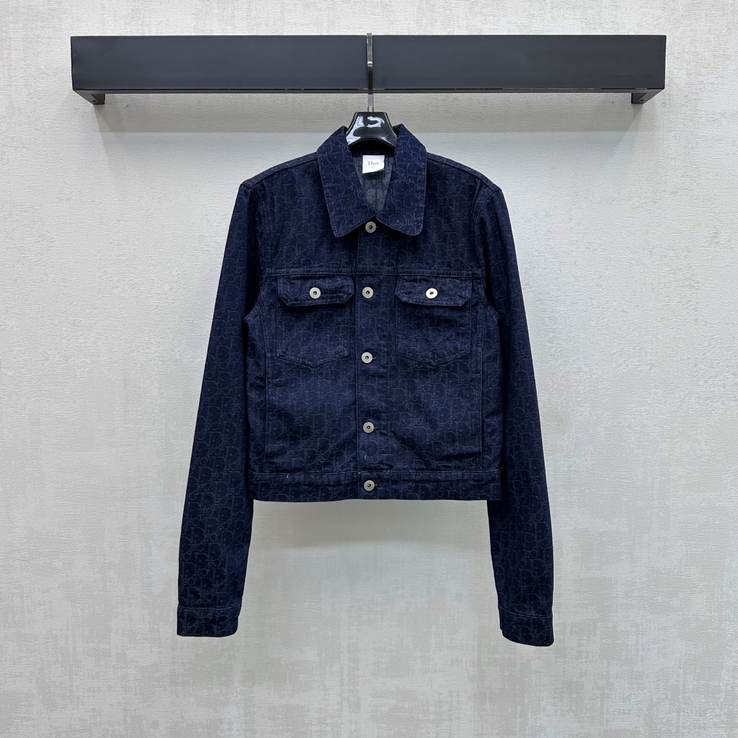 NO:832810,Dio*2026 new arrival lapel jacquard denim jacket made of custom YB imported twill cotton denim material. Stiff and stylish. The whole body is made of dark blue retro wash color. The metal button adjustment of the placket is matched with symmetrical flap pocket decoration on the chest to add layering to the look. The jacquard elements of the iconic letters are all over the place. It echoes the engraved leather label on the back. It highlights the brand tone and shows the French elegant casual style. Development of surface accessories. Lapel jacket jacket style tailoring. Can be paired with skirts and trousers of the same series.  A complete set of outfits for a stylish look. High version, dior, skirts, jackets & coats, jackets & coats,19860909Dio*2026新品上架翻领提花牛仔外套定制YB进口斜纹棉牛仔材质 挺括有型 通体采用深蓝复古水洗色调 开襟金属纽扣调节搭配胸前对称翻盖口袋装饰 增添造型层次感 满铺标志性字母提花元素 呼应后背刻印皮标 彰显品牌调性 尽显法式优雅休闲风格 面辅料开发 翻领夹克外套版型剪裁 可搭配同系列裙裤装 成套穿搭出彩时髦 高版本,,dior,skirts,jackets & coats,jackets & coats,,Women's clothing