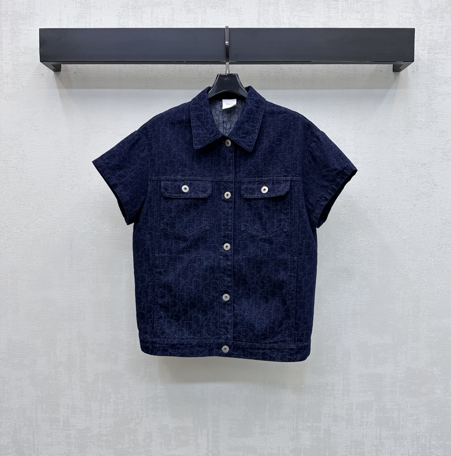 NO:832793,Dio*2026 new arrival lapel jacquard denim vest customized with YB imported twill cotton denim material. Stiff and stylish. The whole body is made of dark blue retro wash color. The metal button adjustment of the placket is matched with symmetrical flap pocket decoration on the chest to add layering to the look. The jacquard elements of the iconic letters are all over the floor. It echoes the engraved leather label on the back. It highlights the brand tone and shows the French elegant casual style. Development of surface accessories. Lapel jacket jacket style tailoring. Can be paired with skirts and trousers of the same series.  A complete set of outfits for a stylish look. High version, dior, skirts, jackets & coats, jackets & coats,19860909Dio*2026新品上架翻领提花牛仔马甲定制YB进口斜纹棉牛仔材质 挺括有型 通体采用深蓝复古水洗色调 开襟金属纽扣调节搭配胸前对称翻盖口袋装饰 增添造型层次感 满铺标志性字母提花元素 呼应后背刻印皮标 彰显品牌调性 尽显法式优雅休闲风格 面辅料开发 翻领夹克外套版型剪裁 可搭配同系列裙裤装 成套穿搭出彩时髦  高版本,,dior,skirts,jackets & coats,jackets & coats,,Women's clothing