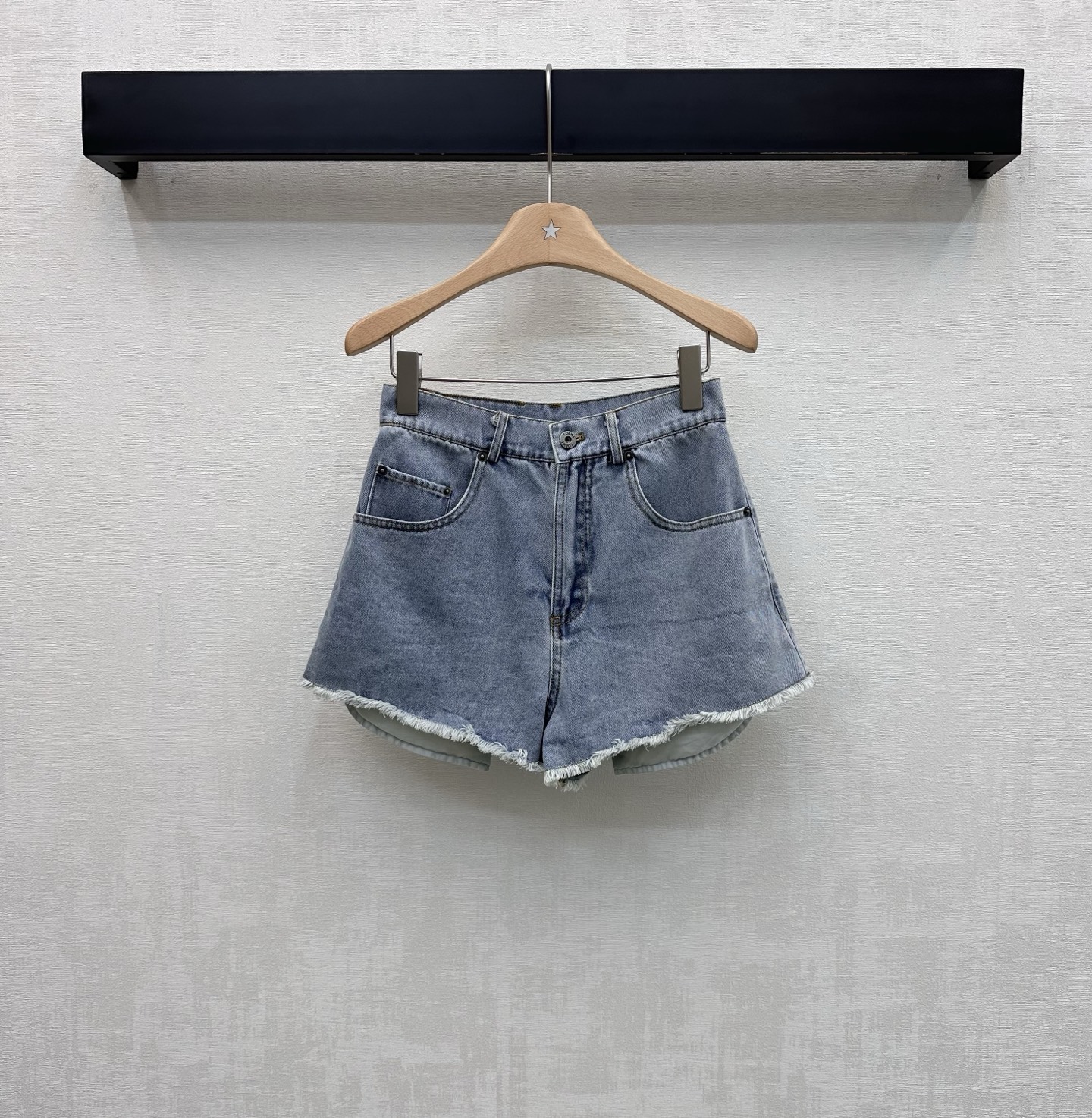 NO:832840,Loew*2026 new arrivals embroidered raw-edged denim shorts, customized YB imported twill cotton denim material, fine and soft texture, breathable and skin-friendly. The whole body is made of retro washed blue. The high-waisted cutting design elongates the leg proportions. With raw edges on the trouser legs, it adds a sense of layering. The back hip pockets are decorated with the iconic embroidered logo to highlight the brand tone. The development of surface accessories. The high-waist buttoned shorts are cut and can be matched with the same series of shirts. The complete set is fashionable and advanced.  You can also buy them separately to match high version, loewe, shorts, shirts,19860909Loew*2026新品上架刺绣毛边牛仔短裤定制YB进口斜纹全棉牛仔材质 质地细腻柔软 透气亲肤 通体采用复古水洗蓝调 高腰版型裁剪设计拉长腿部比例 配合裤脚毛边处理 增添造型层次感 后臀口袋点缀标志性刺绣徽标装饰 彰显品牌调性 面辅料开发 高腰系扣短裤剪裁 可搭配同系列衬衫 成套穿搭时髦高级 也可分开购入搭配  高版本,,loewe,shorts,shirts,,Women's clothing
