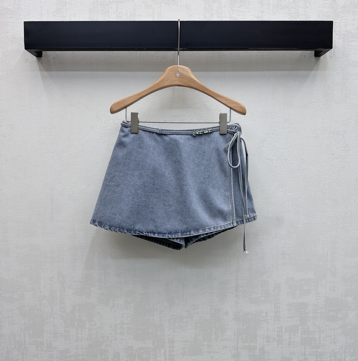 NO:832828,Loew*2026 new arrivals strappy jeans skirt customized YB imported twill cotton denim material. The texture is fine and soft, breathable and skin-friendly. The whole body is made of retro washed blue. The high-waist cutting design lengthens the proportion of the legs and adds a sense of layering. The iconic letter metal buckle is embellished on the drawstring to highlight the brand tone. Create a French elegance and casual feel. Development of surface accessories. One-piece spliced culottes cut can be matched with the same series of shirts. The complete set is fashionable and advanced.  You can also buy them separately to match higher versions, loewe, skirts, jeans, shirts,19860909Loew*2026新品上架绑带牛仔裤裙定制YB进口斜纹棉牛仔材质 质地细腻柔软 透气亲肤 通体采用复古水洗蓝调 配合高腰版型裁剪设计拉长腿部比例 增添造型层次感 标志性字母金属链扣点缀抽绳之上装饰 彰显品牌调性 打造法式优雅随意感 面辅料开发 一片式拼接裙裤剪裁 可搭配同系列衬衫 成套穿搭时髦高级 也可分开购入搭配  高版本,,loewe,skirts,jeans,shirts,,Women's clothing