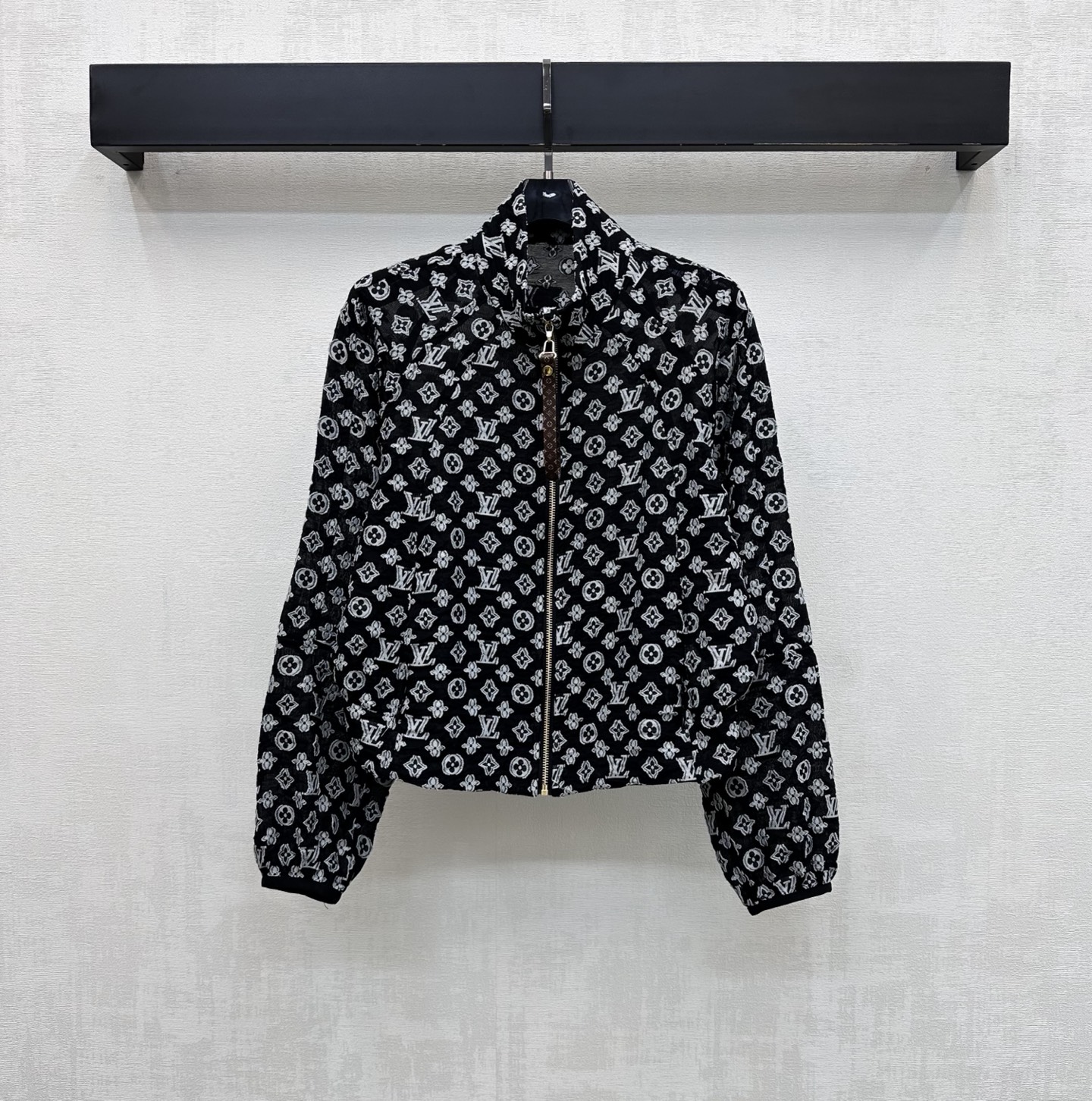 NO:832809,Louis Vuitto* 2026 new arrivals, stand-collar jacquard jacket, custom-made YB imported jacquard material, breathable, slightly see-through and stylish, using pure colors with long leather strip metal zipper adjustment design, adding layering to the look, full of iconic four-leaf clover letter jacquard elements, echoing the engraved leather label decoration on the back, highlighting the brand's tone, creating French elegance and casual style, development of surface accessories, stand-collar short jacket tailoring, casual and fashionable for daily commuting and outings  High version 2 colors,,louis vuitton,jackets & coats,jackets & coats,19860909Louis Vuitto* 2026新品上架立领提花夹克外套定制YB进口提花材质 透气微透有型 采用纯净色调配合长皮条金属拉链调节设计 增添造型层次感 满铺标志性四叶草字母提花元素 呼应后背刻印皮标装饰 彰显品牌调性 打造法式优雅随性风格 面辅料开发 立领短款夹克剪裁 日常通勤出游随意外搭出彩时髦 高版本2色,,louis vuitton,jackets & coats,jackets & coats,,Women's clothing