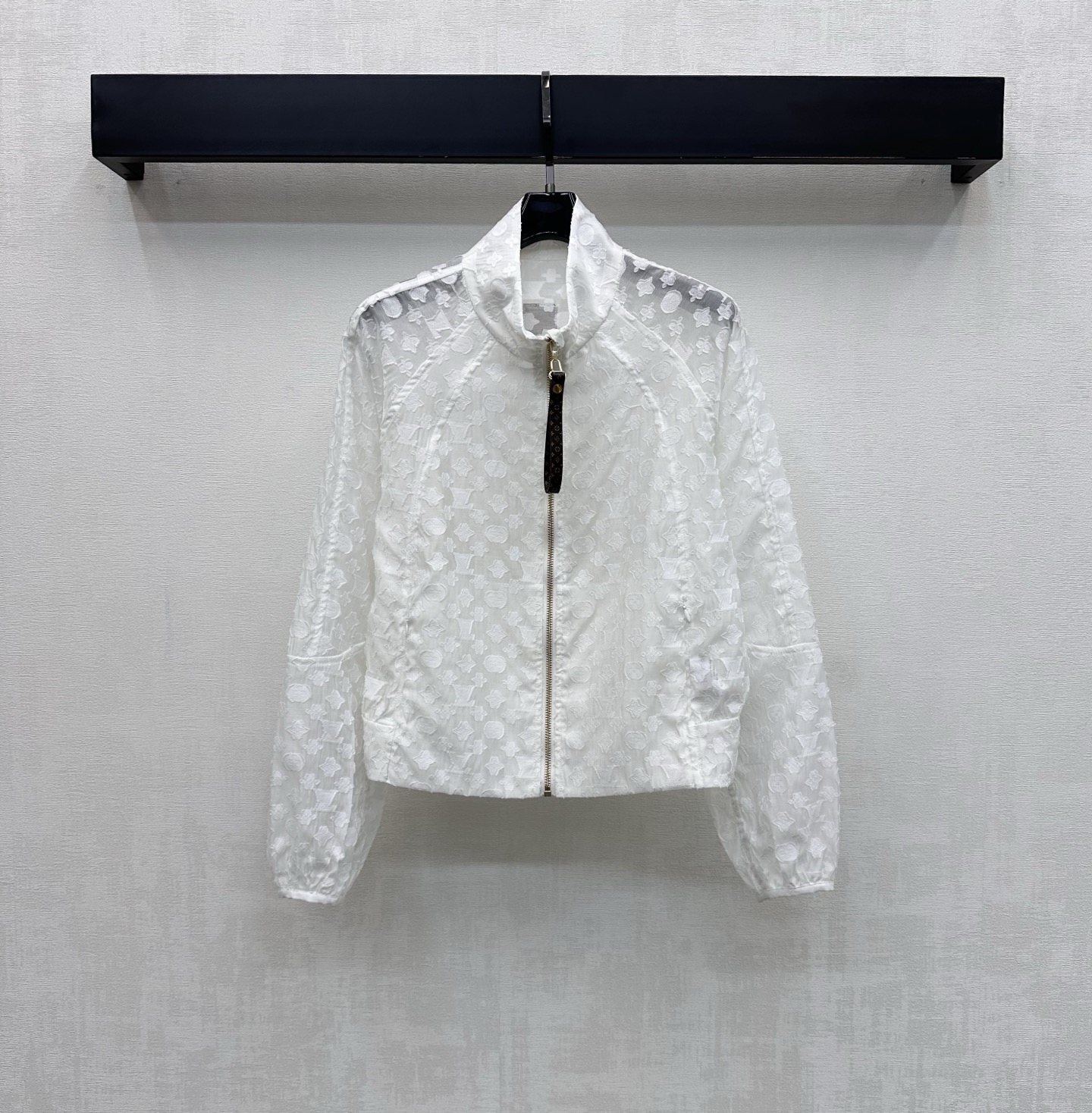NO:832798,Louis Vuitto* 2026 new arrivals, stand-collar jacquard jacket, custom-made YB imported jacquard material, breathable, slightly see-through and stylish, using pure colors with long leather strip metal zipper adjustment design, adding layering to the look, full of iconic four-leaf clover letter jacquard elements, echoing the engraved leather label decoration on the back, highlighting the brand's tone, creating French elegance and casual style, development of surface accessories, stand-collar short jacket tailoring, casual and fashionable for daily commuting and outings  High version 2 colors,,louis vuitton,jackets & coats,jackets & coats,19860909Louis Vuitto* 2026新品上架立领提花夹克外套定制YB进口提花材质 透气微透有型 采用纯净色调配合长皮条金属拉链调节设计 增添造型层次感 满铺标志性四叶草字母提花元素 呼应后背刻印皮标装饰 彰显品牌调性 打造法式优雅随性风格 面辅料开发 立领短款夹克剪裁 日常通勤出游随意外搭出彩时髦 高版本2色,,louis vuitton,jackets & coats,jackets & coats,,Women's clothing