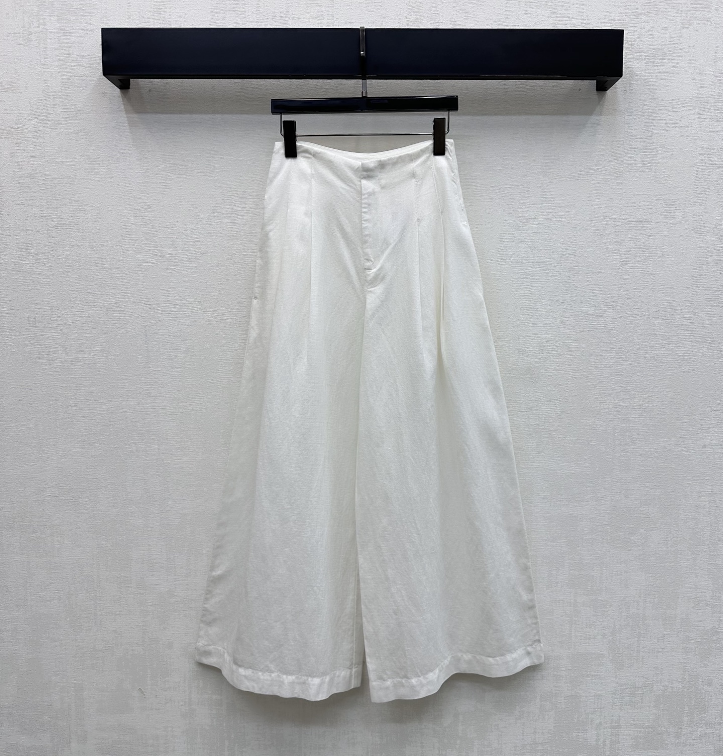 NO:833500,BC*2026 new products are on the shelves. High-waisted wide-leg trousers are made of custom-made YB imported linen. The texture is fine and soft. Breathable and skin-friendly. The whole body is made of pure white. Hidden button adjustment on the front. It is tailored with a loose wide-leg version to add layering to the look. Symmetrical pocket decoration on the back hip. Highlights the brand tone. Shows French elegance and relaxation. Surface accessories development. High-waisted wide-leg trousers cut. Casual matching for daily commuting. Lazy and advanced. High version.19860909BC*2026新品上架高腰阔腿长裤定制YB进口亚麻材质 质地细腻柔软 透气亲肤 通体采用纯净白色调 前襟隐藏式纽扣调节 配合宽松阔腿版型裁剪 增添造型层次感 后臀对称口袋装饰 彰显品牌调性 尽显法式优雅松弛感 面辅料开发 高腰阔腿长裤剪裁 日常通勤随意搭配穿搭慵懒高级 高版本,,,Women's clothing