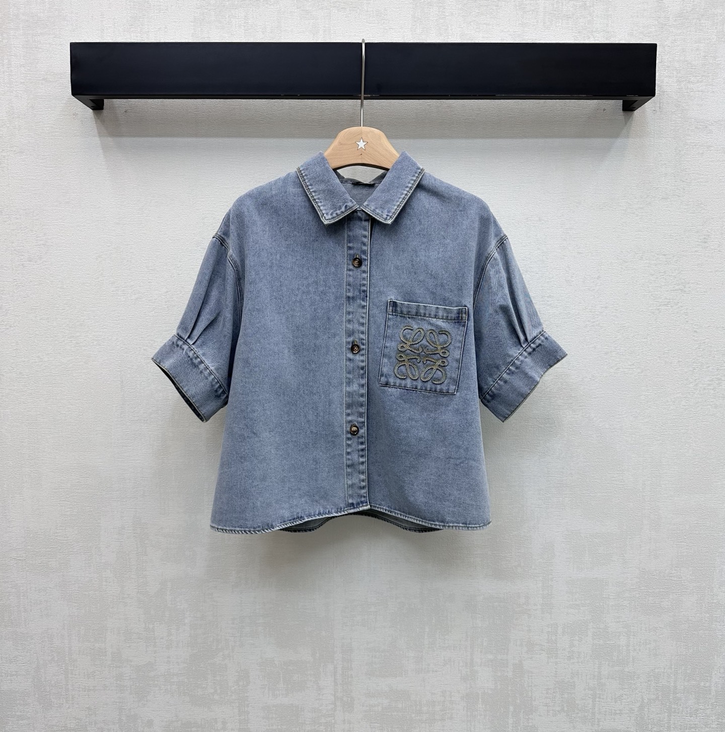NO:832822,Loew*2026 new arrivals embroidered short-sleeved denim shirt made of YB imported twill cotton denim material. Breathable, comfortable and stylish. The whole body is made of retro washed blue. The shirt lapel is equipped with placket buttons to adjust the cuffs and folded wide edges to add layering to the look. The single pocket on the chest is embellished with the iconic embroidered logo decoration to highlight the brand tone. Development of surface accessories  You can also buy them separately to match high version, loewe, skirts, shirts, T-shirt,19860909Loew*2026新品上架刺绣短袖牛仔衬衫定制YB进口斜纹全棉牛仔材质 透气舒适有型 通体采用复古水洗蓝调 衬衫翻领搭配开襟纽扣调节袖口翻折宽边设计 增添造型层次感 胸前单口袋点缀标志性刺绣徽标装饰 彰显品牌调性 面辅料开发 面辅料开发 翻领短款衬衣剪裁 可搭配同系列裙裤装 成套穿搭时髦高级 也可分开购入搭配  高版本,,loewe,skirts,shirts,T-shirt,,Women's clothing