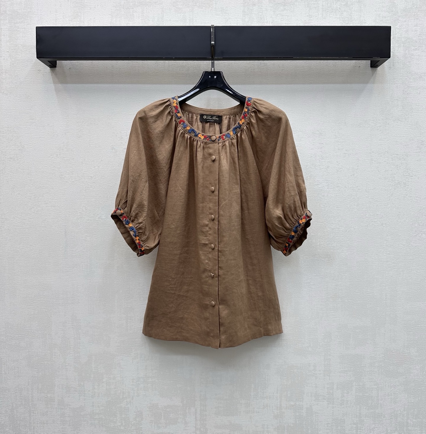 NO:832770,LP*2026 new products are on the shelves. Colorful embroidered lantern sleeve linen shirts are made of custom-made YB imported linen material. The texture is fine and soft, breathable and skin-friendly. The collar and cuffs are decorated with colorful ethnic-style embroidered binding crafts to highlight the brand tone. The placket cloth buttons are combined with the loose lantern sleeve cutting design to add layering to the look. Create a French elegance and casual accent. Development of surface accessories. Round-neck loose shirt style tailoring. Casual combination for daily commuting or weekend outings. Lazy and advanced.  High version 2 colors,,loro piana,shirts,19860909LP*2026新品上架彩色刺绣灯笼袖亚麻衬衫定制YB进口亚麻材质 质地细腻柔软 透气亲肤 饰以领口及袖口点缀彩色民族风彩色刺绣包边工艺装饰 彰显品牌调性 开襟本布包扣配合宽松灯笼袖裁剪设计 增添造型层次感 打造法式优雅随性腔调 面辅料开发 圆领宽松衬衫版型剪裁 日常通勤还是周末出游随意搭配穿搭慵懒高级  高版本2色,,loro piana,shirts,,Women's clothing